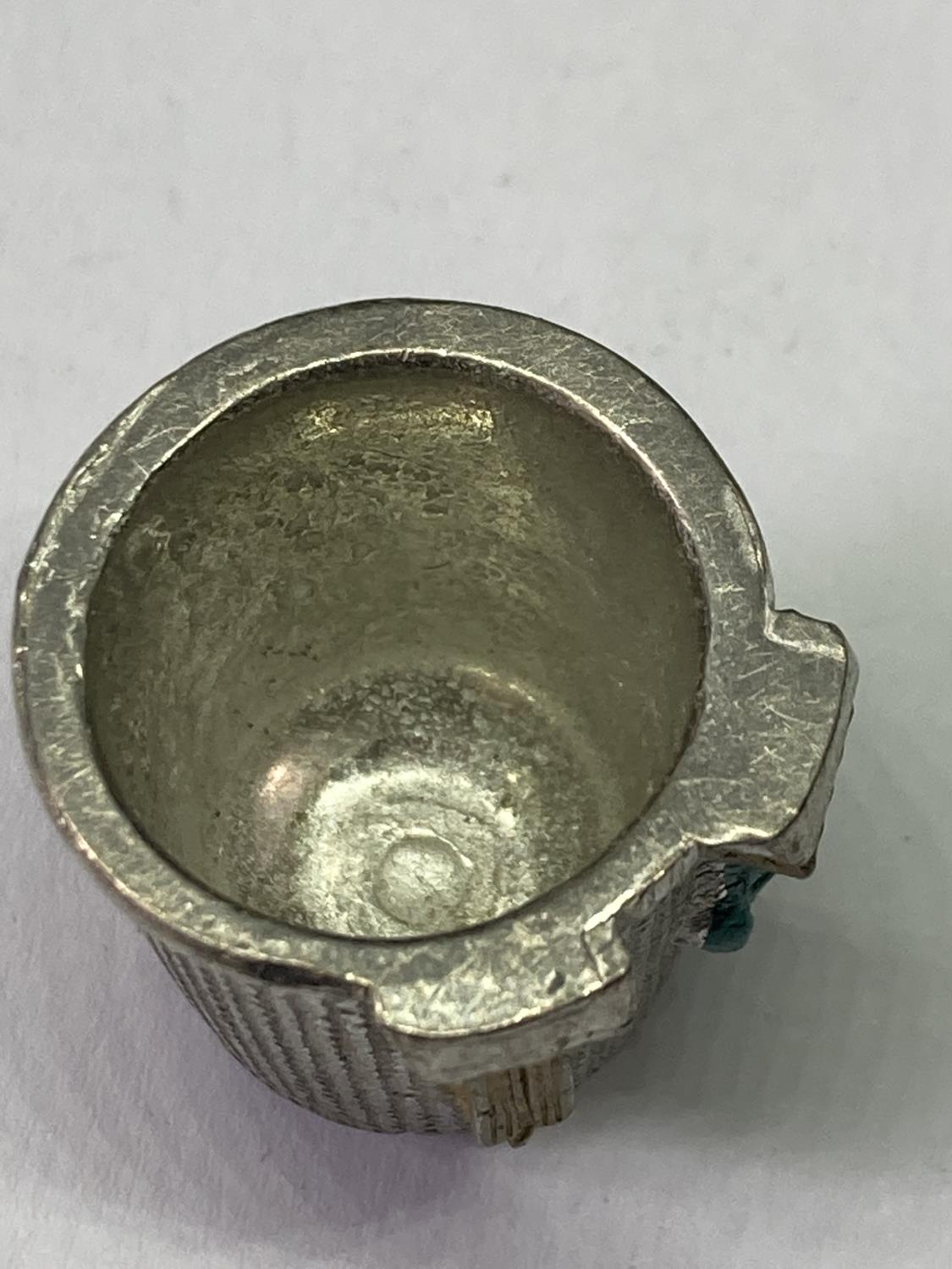 A VINTAGE PEWTER THIMBLE DEPICTING NEW YORK - Image 3 of 3