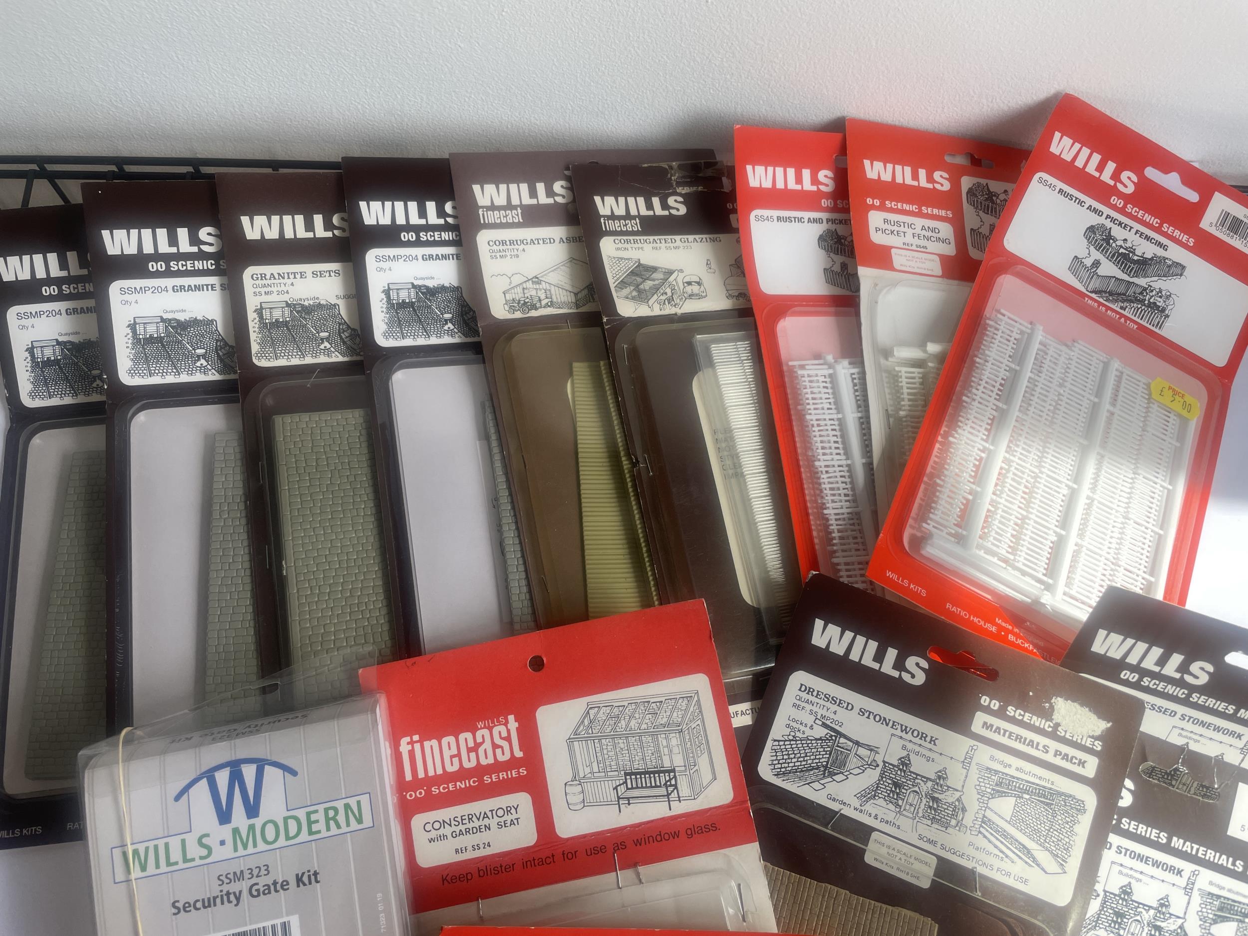 SIXTEEN PACKETS OF WILLS SCENIC MATERIALS KITS TO INCLUDE A SECURITY GATE KIT, GRANITE SETS, DRESSED - Bild 2 aus 4