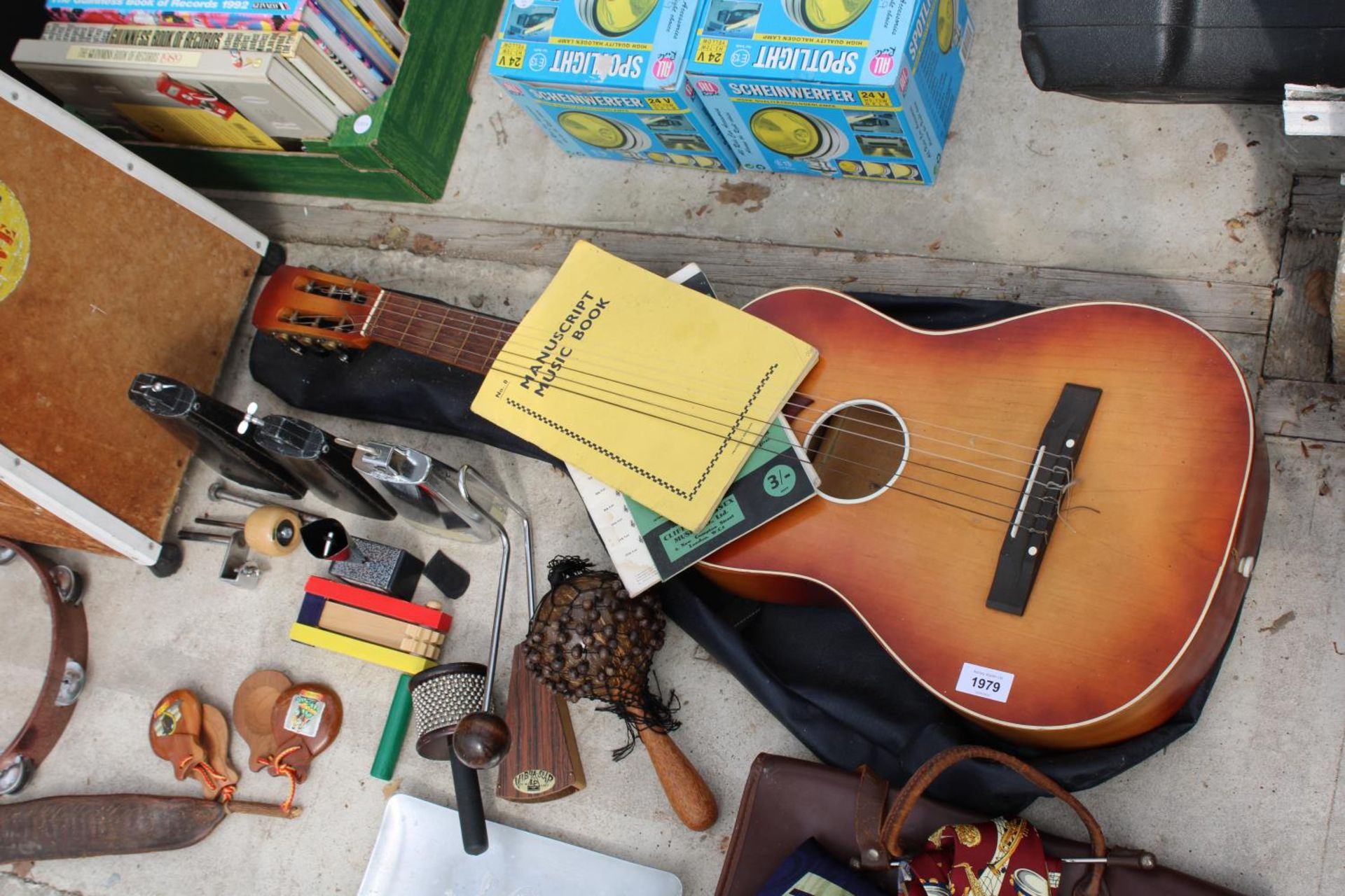 AN ASSORTMENT OF MUSICAL ITEMS TO INCLUDE AN ACOUSTIC GUITAR, A STOOL AND FURTHER INSTRUMENTS ETC - Image 4 of 5