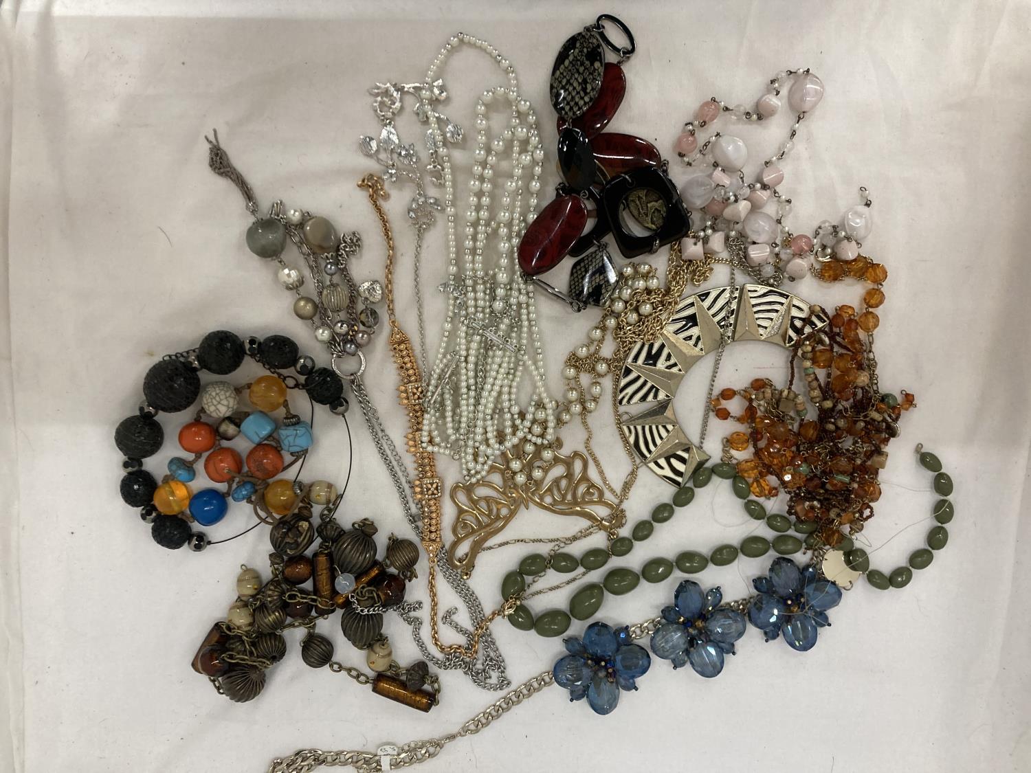 A BAG OF VINTAGE COSTUME JEWELLERY - Image 2 of 2