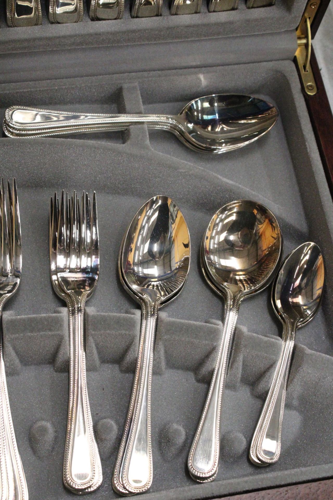 A VINERS TRADITIONAL BEAD 58 PIECE CANTEEN OF CUTLERY FOR 8 PERSONS GUILD SILVER COLLECTION IN CASED - Image 6 of 9