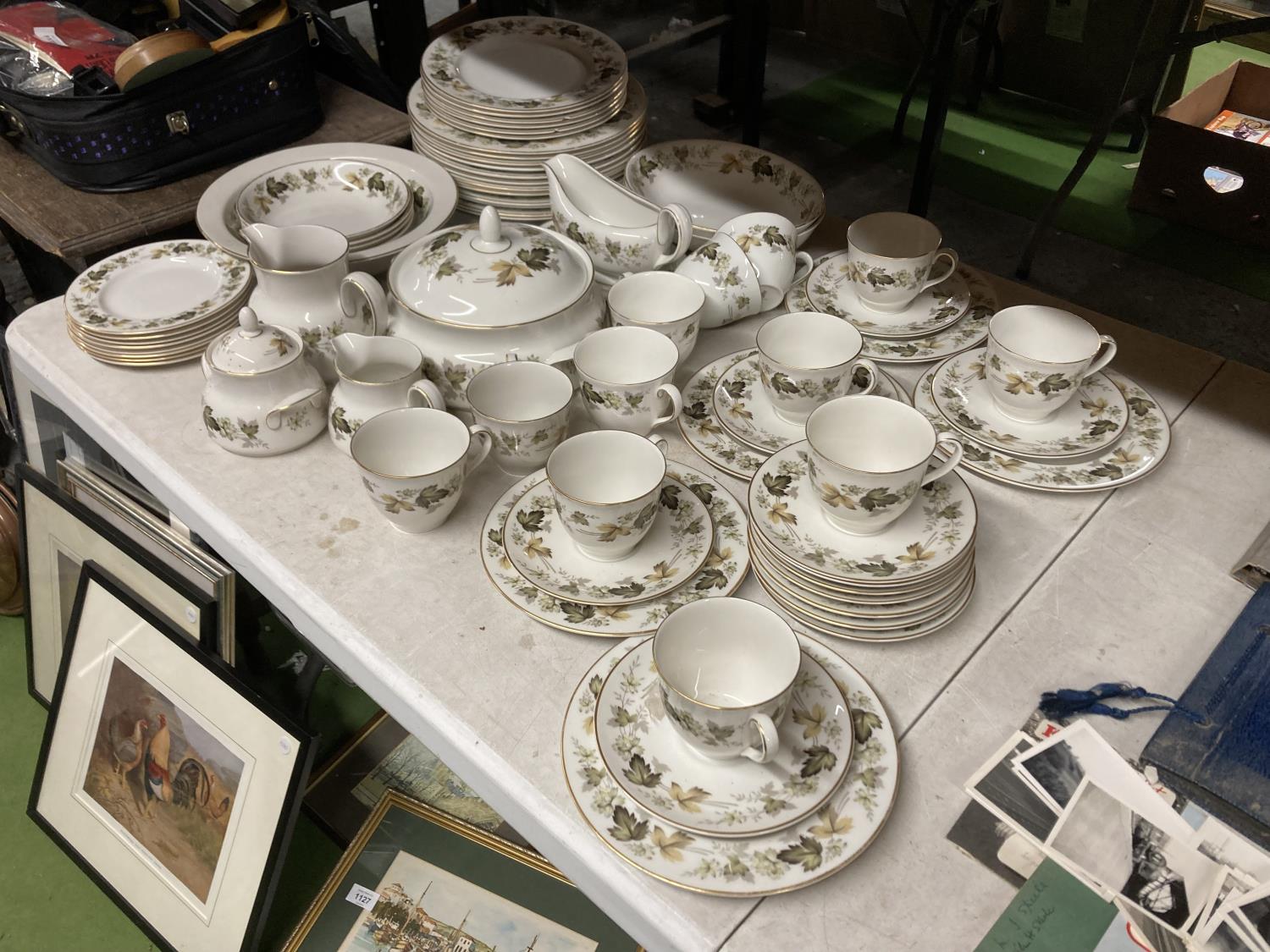 A ROYAL DOULTON 'LARCHMONT' DINNER SERVICE, TO INCLUDE VARIOUS SIZES OF PLATES, A SERVING TUREEN AND - Image 4 of 5