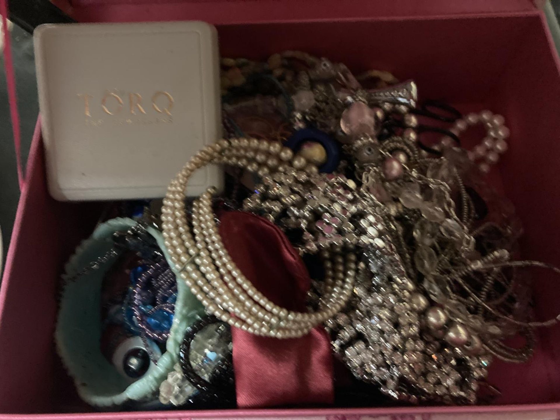 A QUANTITY OF COSTUME JEWELLERY TO INCLUDE NECKLACES, EARRINGS, ETC - Image 2 of 3