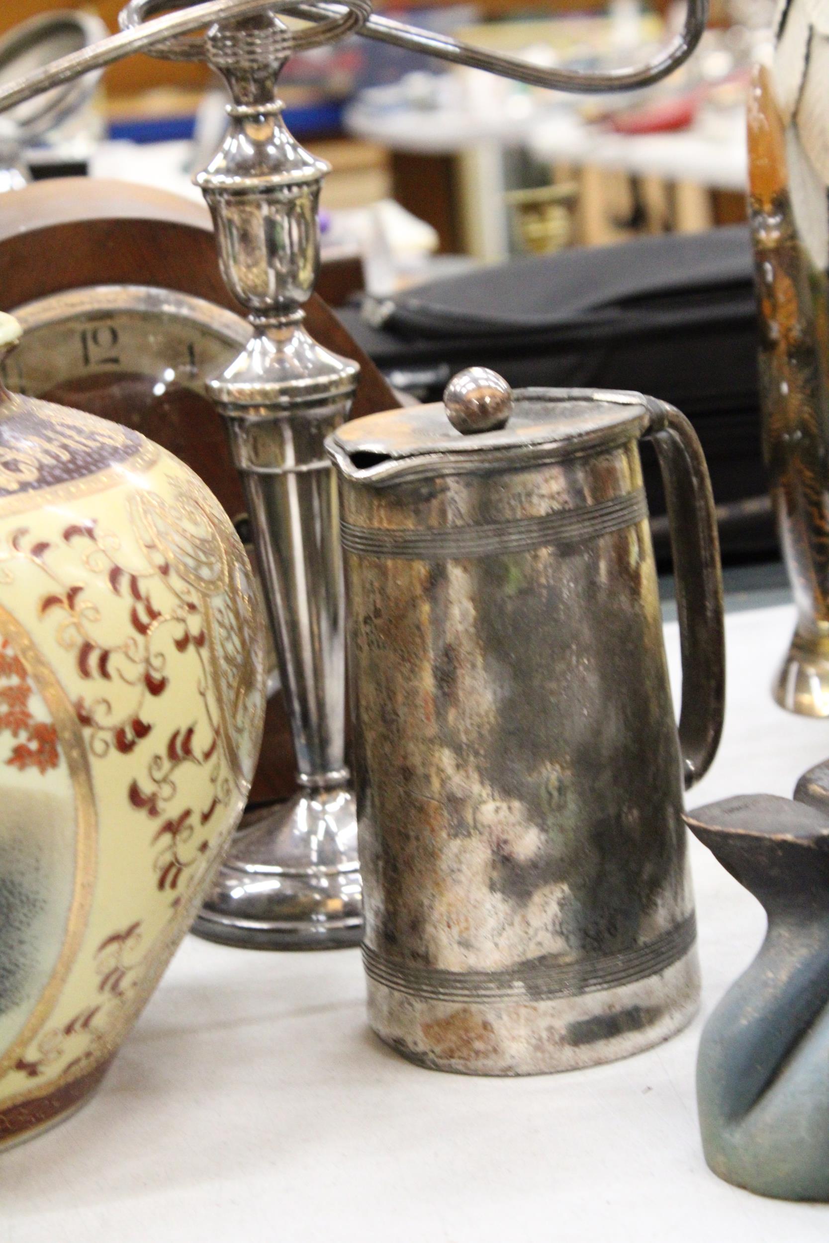 A MIXED LOT TO INCLUDE A VINTAGE MAHOGANY CASED MANTLE CLOCK, VINTAGE SILVER PLATED LIDDED JUG, - Image 3 of 5