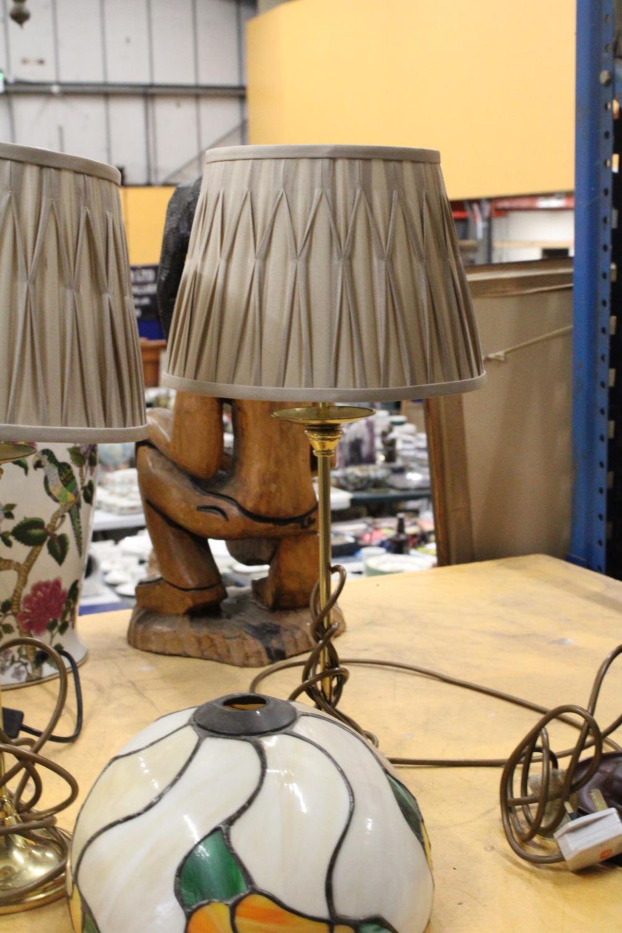 A PAIR OF BRASS TABLE LAMPS WITH SHADES PLUS A TIFFANY STYLE LIGHT SHADE - Image 5 of 6