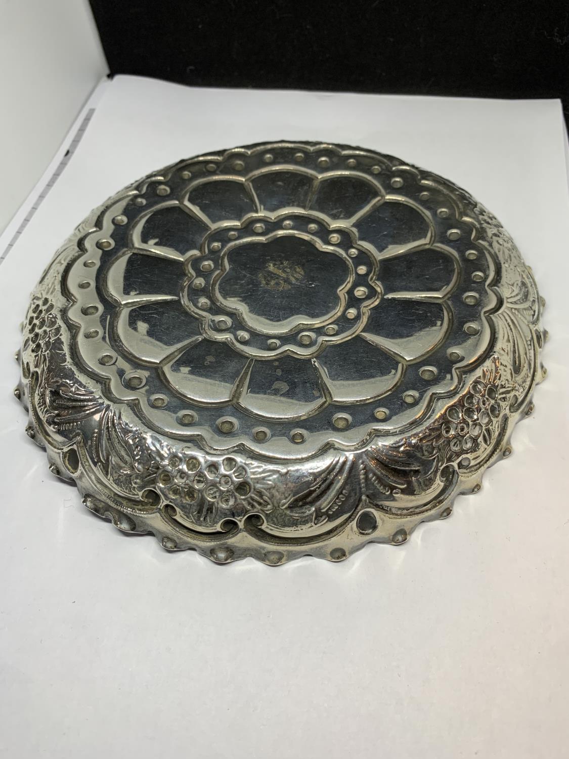 A DECORATIVE HALLMARKED LONDON SILVER FLUTED TRAY GROSS WEIGHT 147 GRAMS - Image 4 of 5