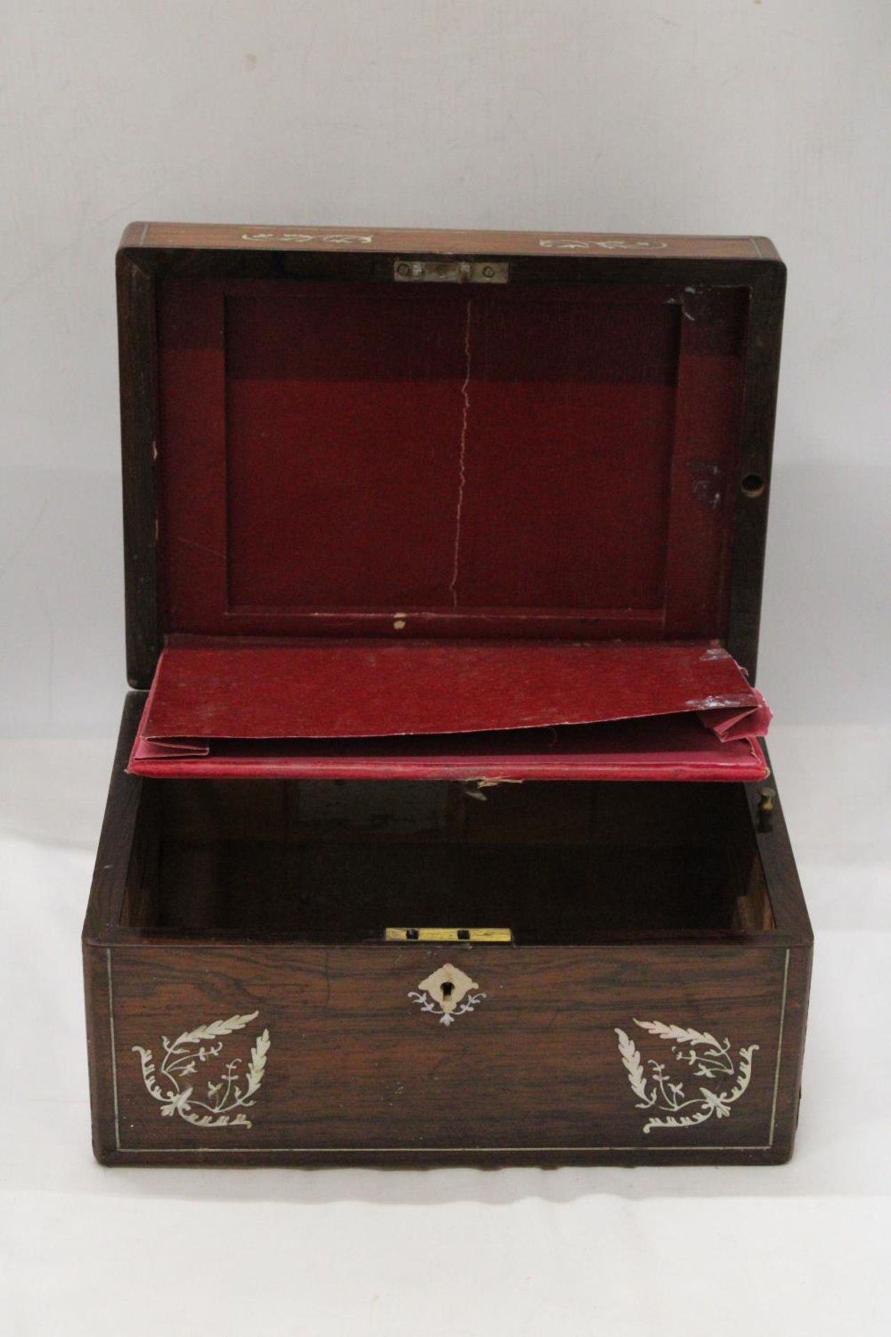 A VINTAGE MAHOGANY WORK BOX WITH MOTHER OF PEARL INLAY - Image 3 of 6