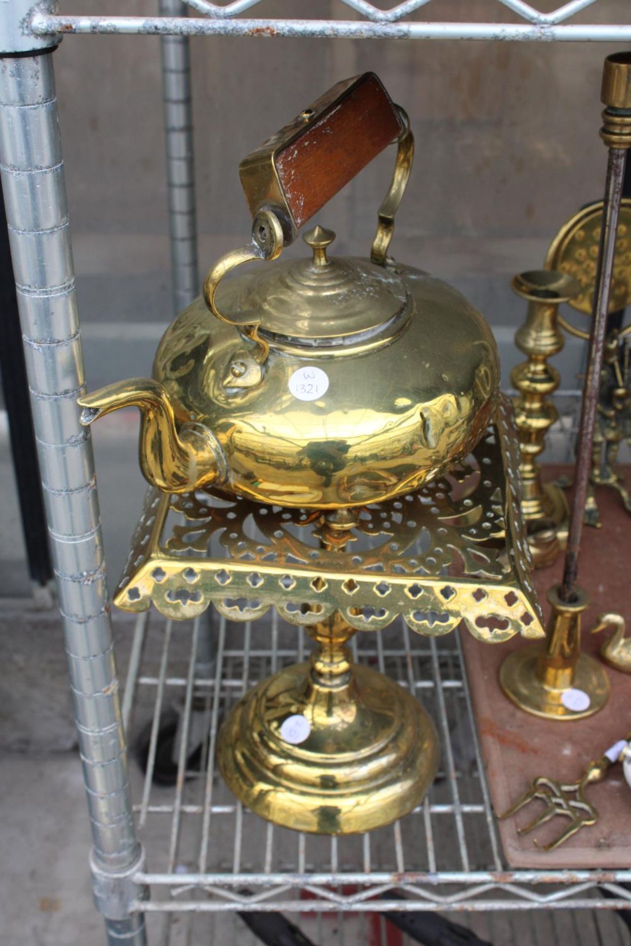 AN ASSORTMENT OF BRASS ITEMS TO INCLUDE A GONG WITH BAGPIPE PLAYER STAND, A KETTLE AND TRIVET AND - Image 4 of 4