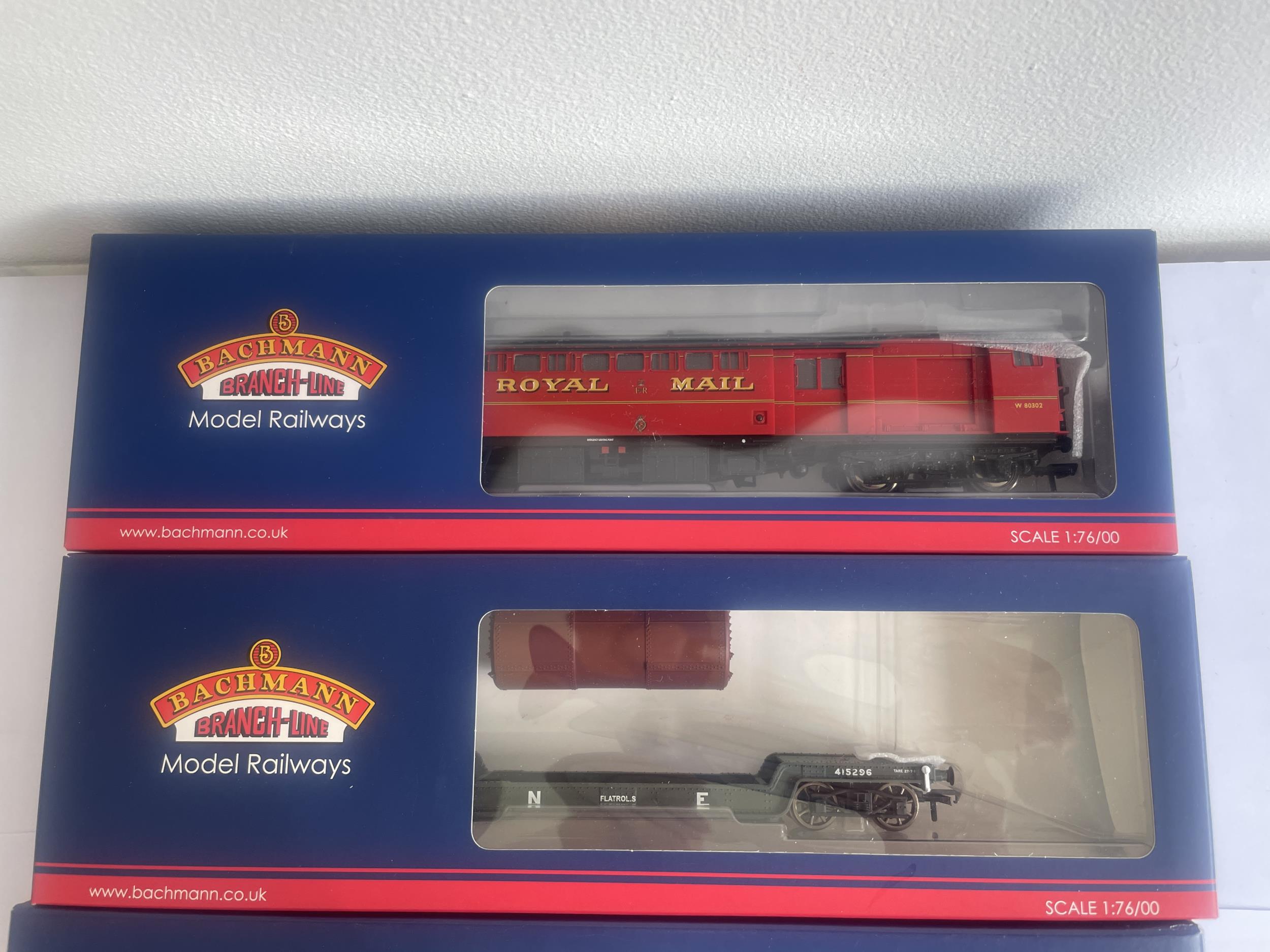 FOUR BOXED BACHMANN 00 GAUGE FREIGHT CARRIAGES - Bild 2 aus 4