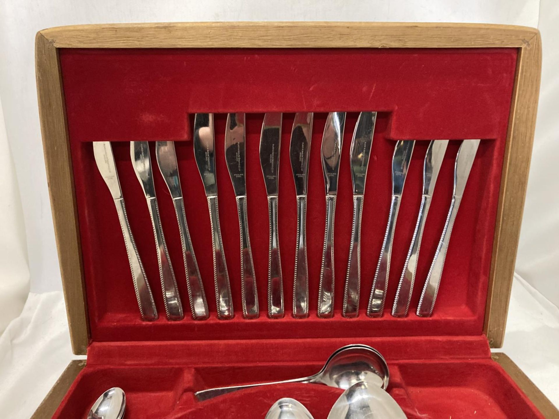 A CANTEEN OF CUTLERY IN AN OAK CASE - Image 3 of 4