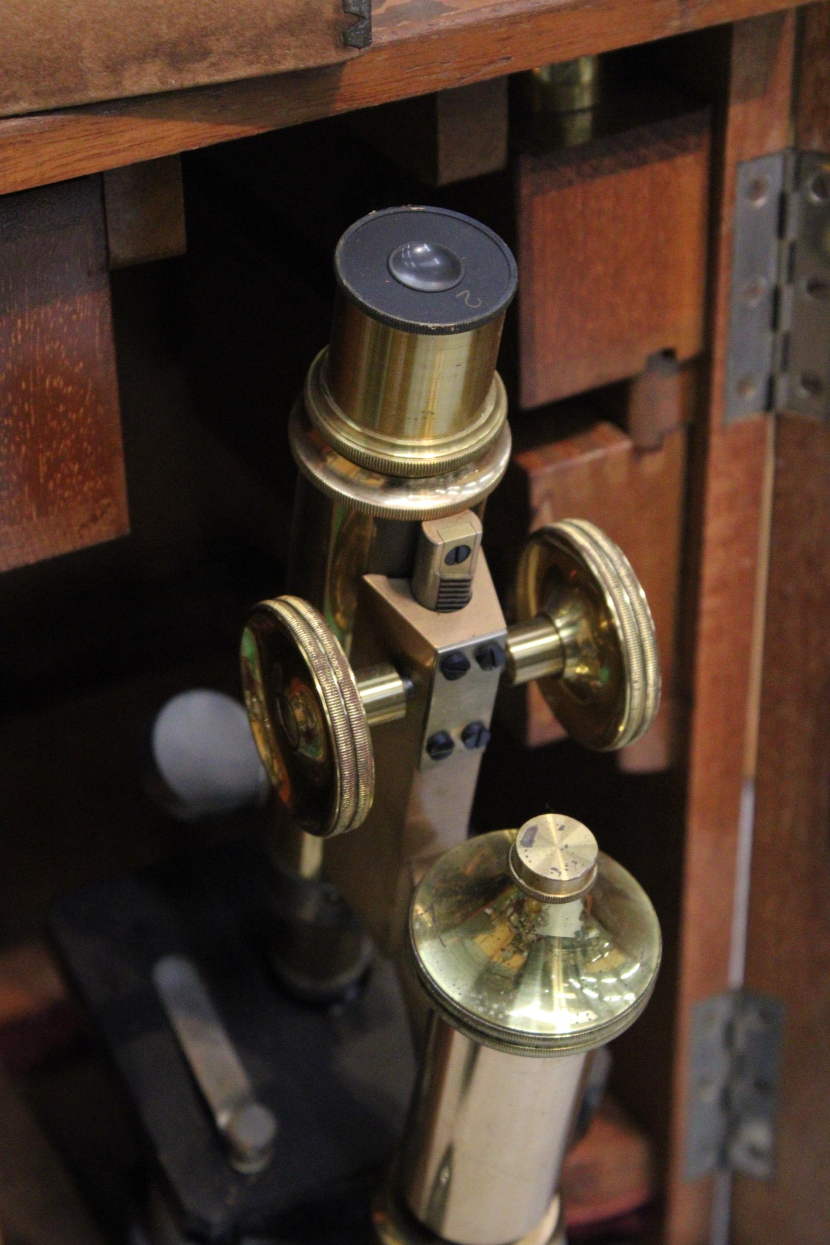 AN ANTIQUE E. LEITZ WETZIAR OPTICAL SCIENCE INSTRUMENT MICROSCOPE NO. 76905 IN A MAHOGANY CASED - Image 6 of 10