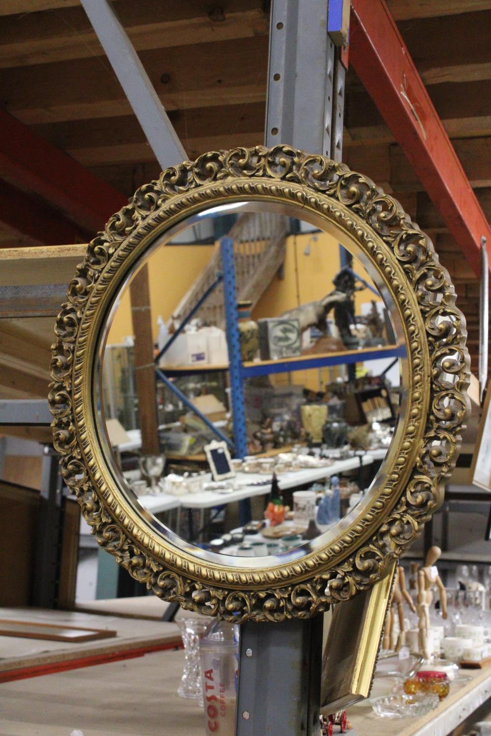 A VINTAGE ROUND GILT FRAMED MIRROR, DIAMETER 58CM - Image 2 of 2