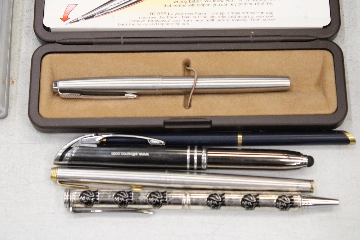 A COLLECTION OF CARTRIDGE AND BALLPOINT PENS, SOME IN BOXES, TO INCLUDE PARKER, ETC - Bild 4 aus 7