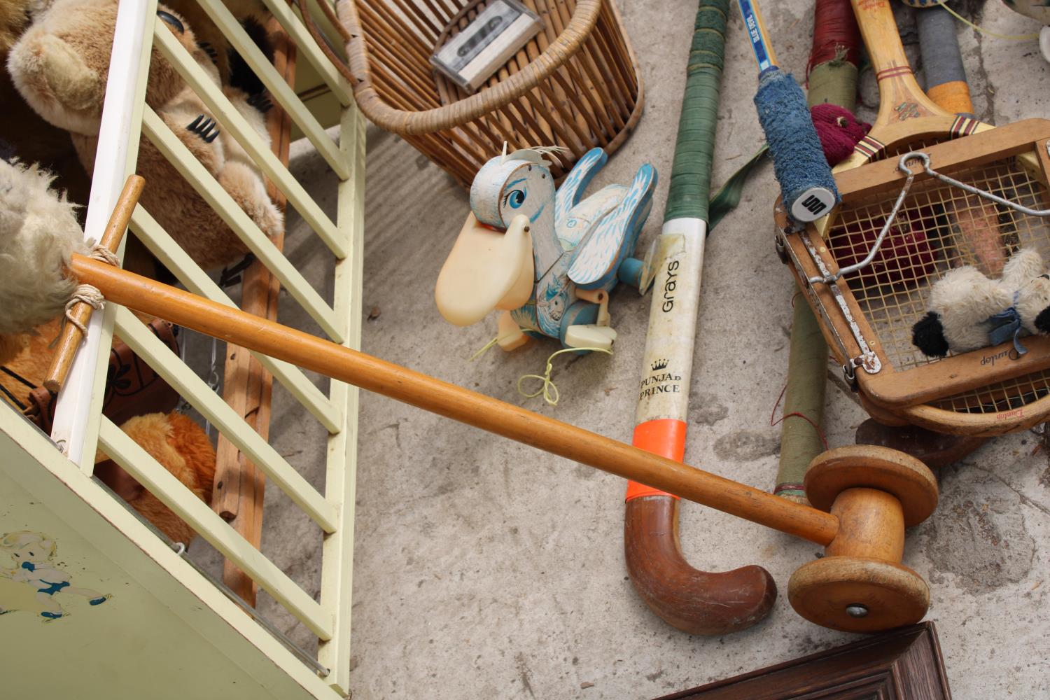 AN ASSORTMENT OF VINTAGE ITEMS TO INCLUDE HOCKEY STICKS, A COT AND TEDDIES ETC - Image 5 of 5