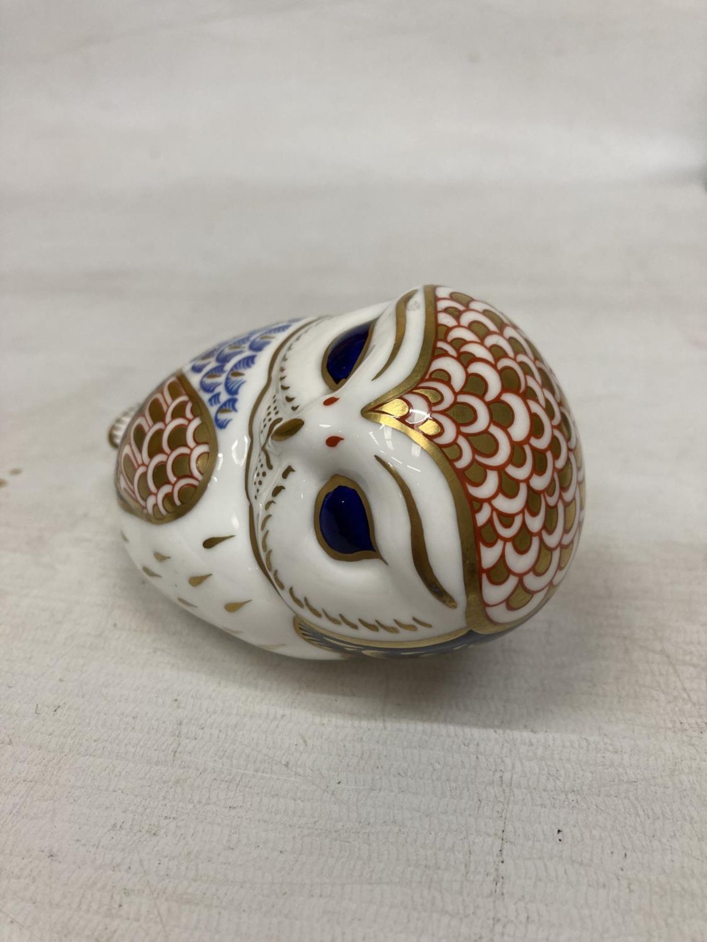 A ROYAL CROWN DERBY OWL - Image 2 of 6