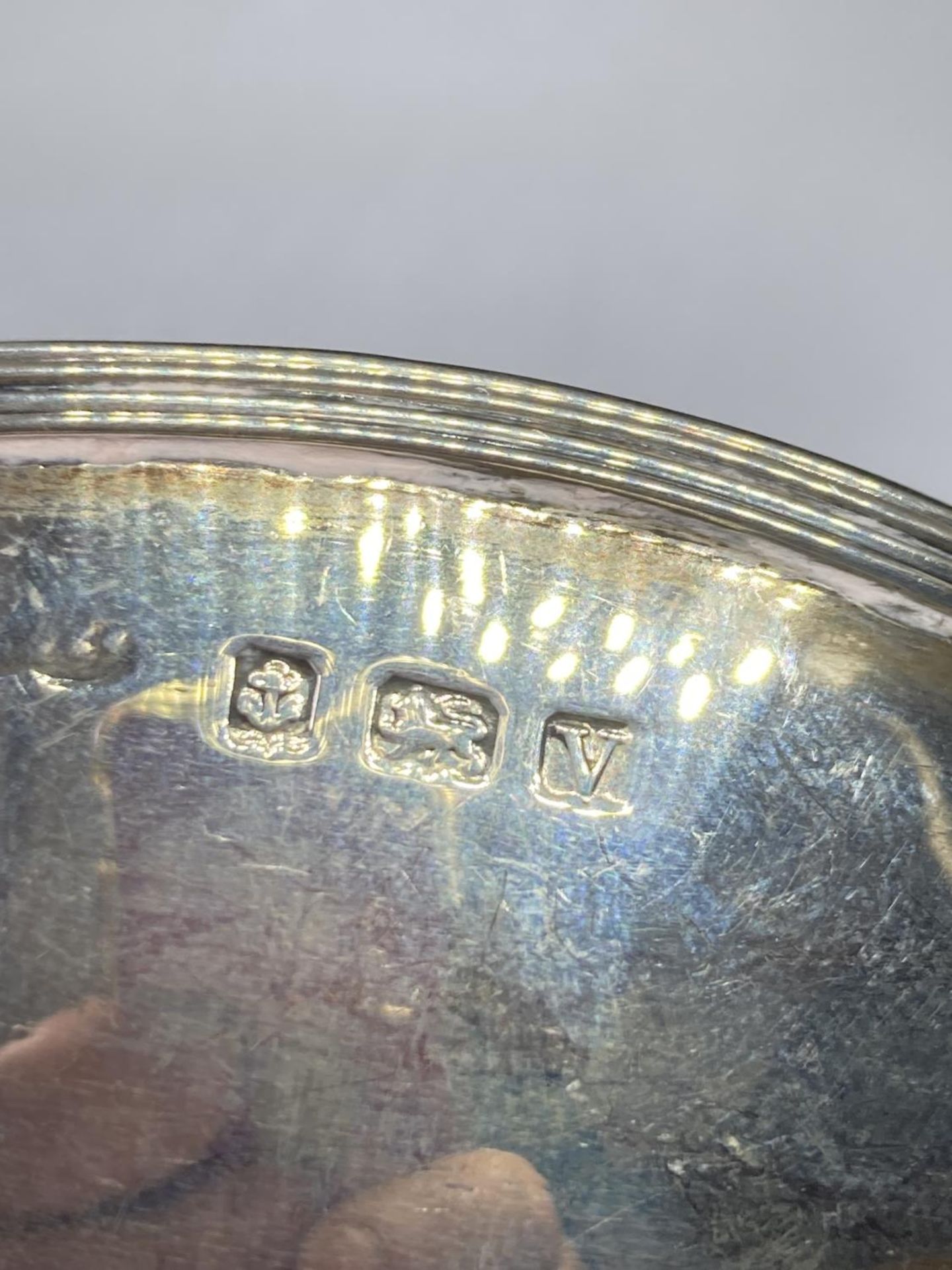 A HALLMARKED BIRMINGHAM SILVER TWIN HANDLED DISH GROSS WEIGHT 133 GRAMS - Image 5 of 5
