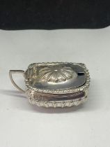A HALLMARKED SHEFFIELD SILVER MUSTARD POT WITH BLUE GLASS LINER GROSS WEIGHT WITHOUT LINER 53.5