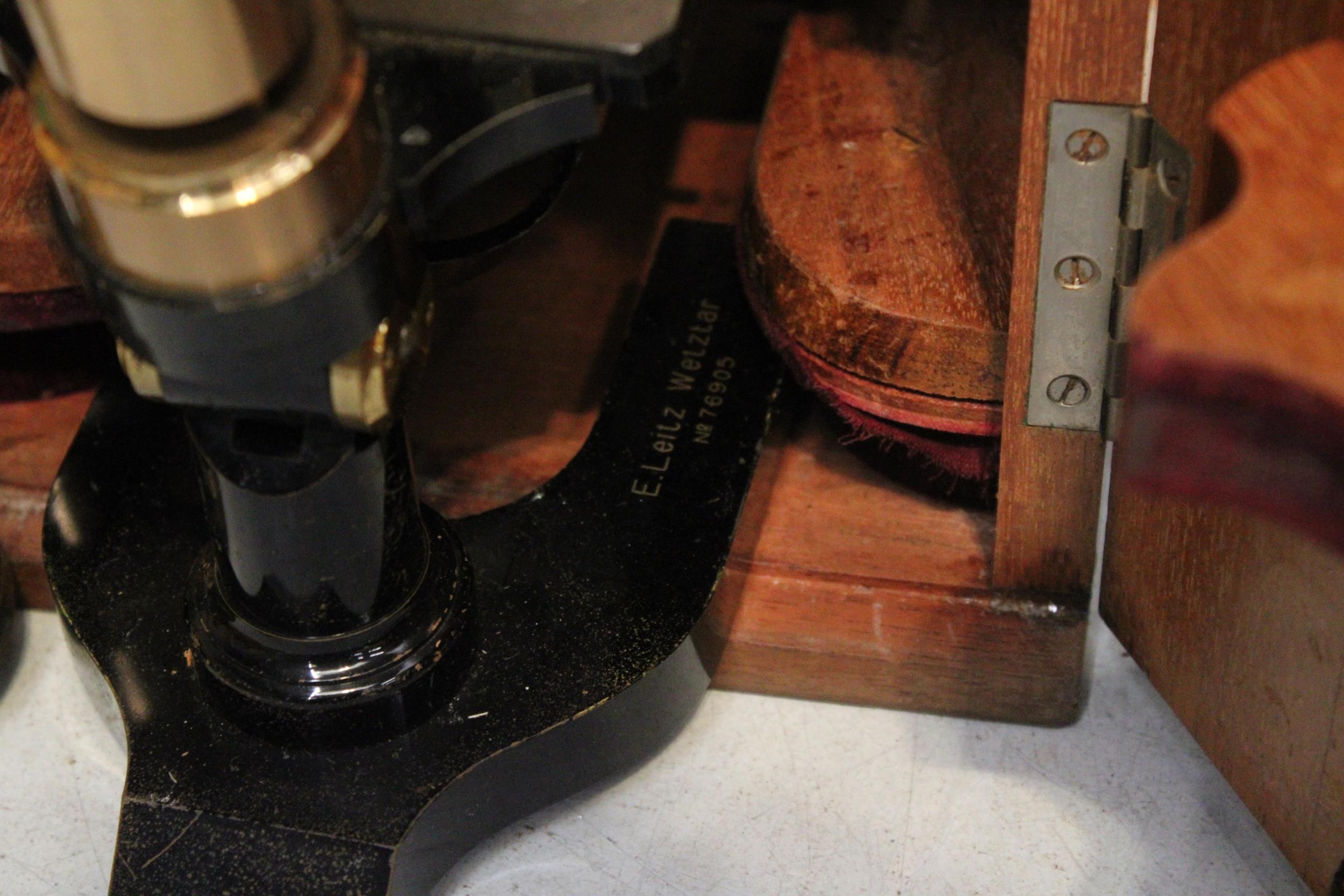 AN ANTIQUE E. LEITZ WETZIAR OPTICAL SCIENCE INSTRUMENT MICROSCOPE NO. 76905 IN A MAHOGANY CASED - Image 7 of 10