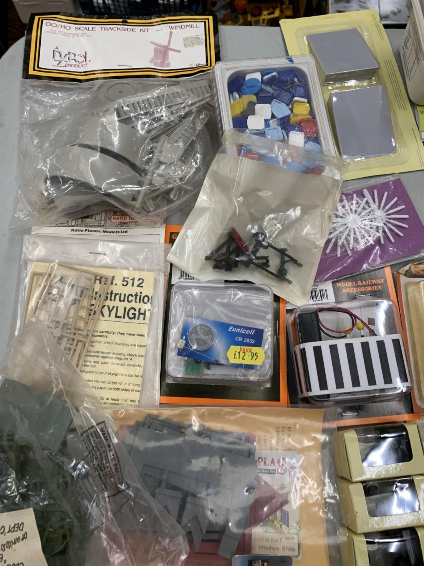 A QUANTITY OF MODEL MAKING KITS AND ACCESSORIES - Image 2 of 7