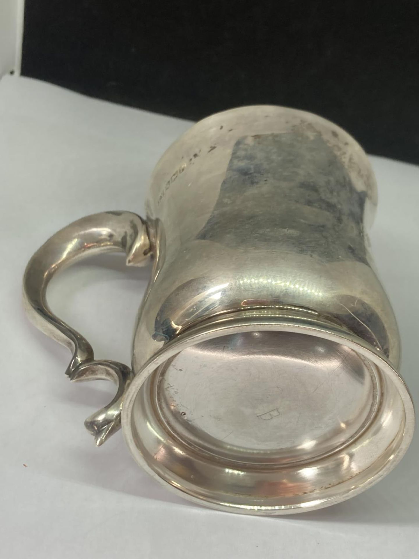 A HALLMARKED SHEFFIELD SILVER TANKARD GROSS WEIGHT 259 GRAMS - Image 4 of 4