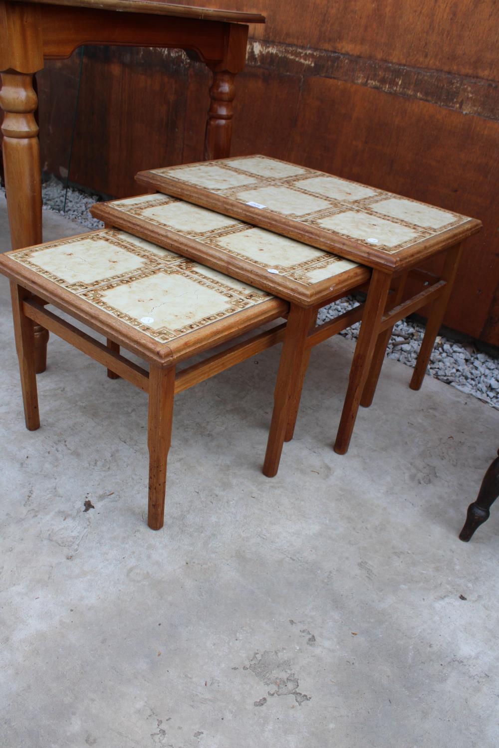 A RETRO TEAK NEST OF THREE TABLES WITH TILED TOPS, STAMPED ANBERCRAFT SHERATON HOWE - Bild 2 aus 2