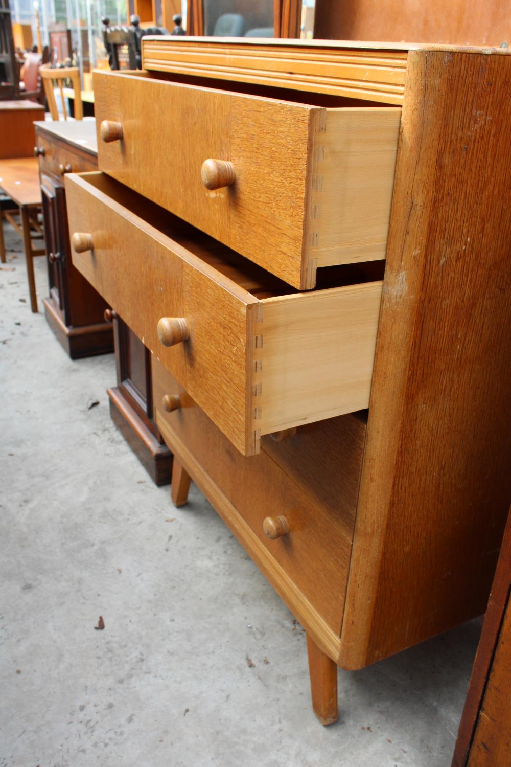 A MID 20TH CENTURY LIGHT OAK CHEST OF FOUR DRAWERS BEARING B.S.STANDARD KITE MARK, 30" WIDE - Bild 3 aus 3