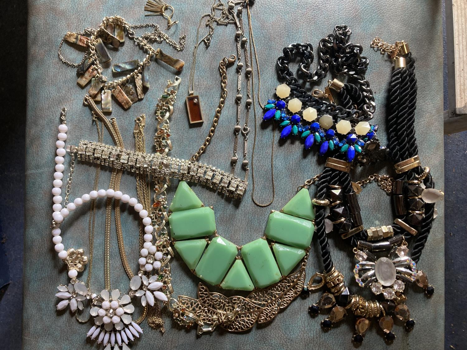 A QUANTITY OF COSTUME JEWELLERY TO INCLUDE NECKLACES, CHAINS, ETC, PLUS A JEWELLERY BOX WITH DRAWERS - Image 2 of 2