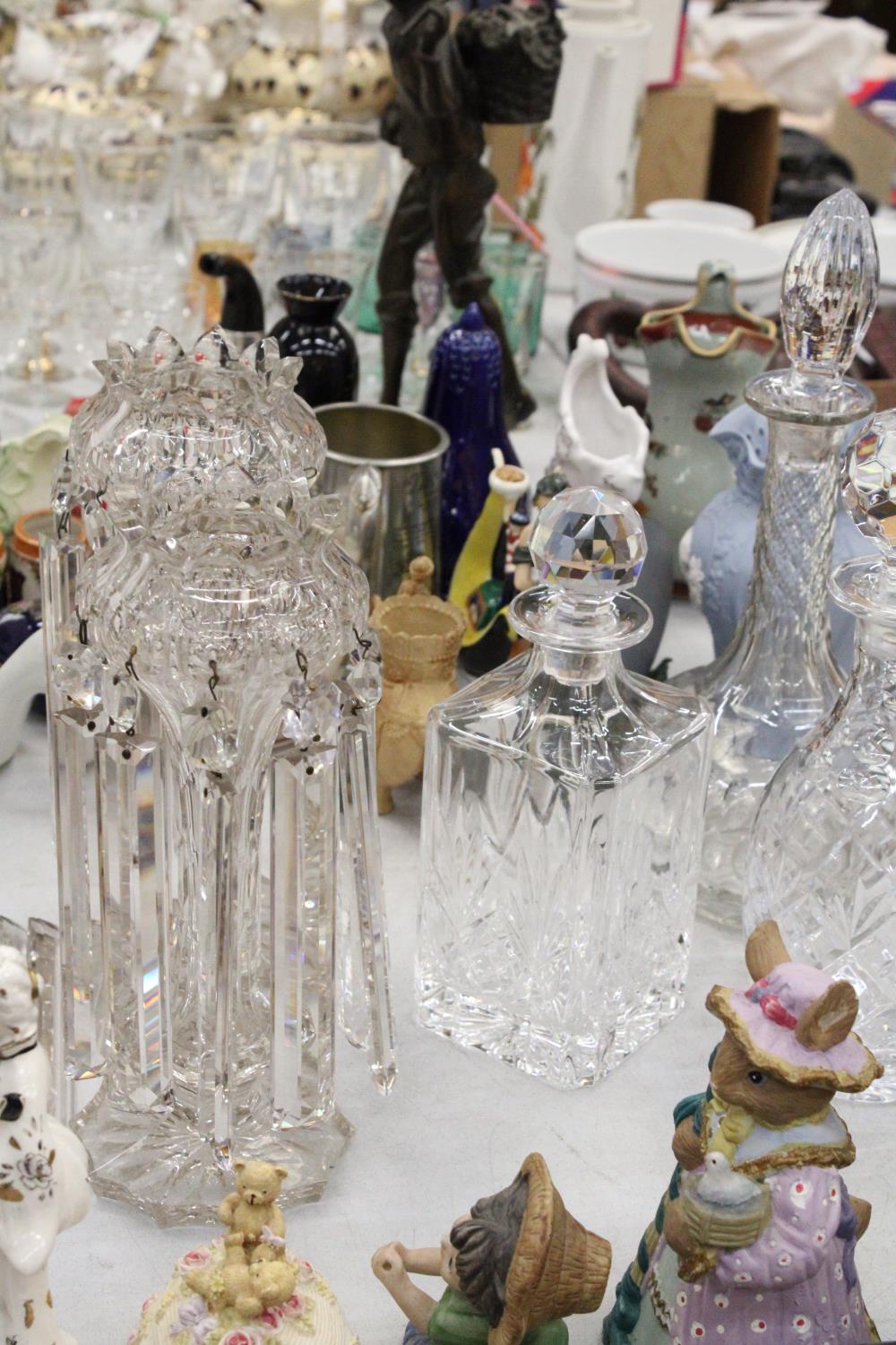 A COLLECTION OF GLASSWARE TO INCLUDE THREE GLASS DECANTERS PLUS A PAIR OF CUT GLASS LUSTRES (A/F) - Image 3 of 5