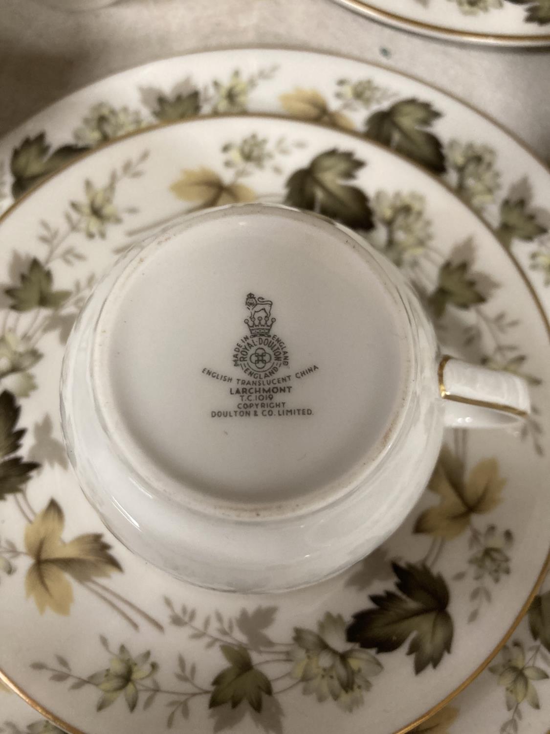 A ROYAL DOULTON 'LARCHMONT' DINNER SERVICE, TO INCLUDE VARIOUS SIZES OF PLATES, A SERVING TUREEN AND - Image 5 of 5