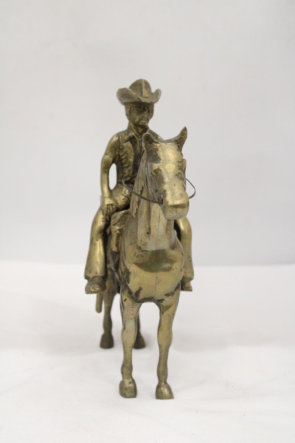 AN UNUSUAL SOLID BRASS COWBOY AND HORSE - APPROXIMATELY 22CM X 22CM - WEIGHS OVER TWO KILO - Image 5 of 5