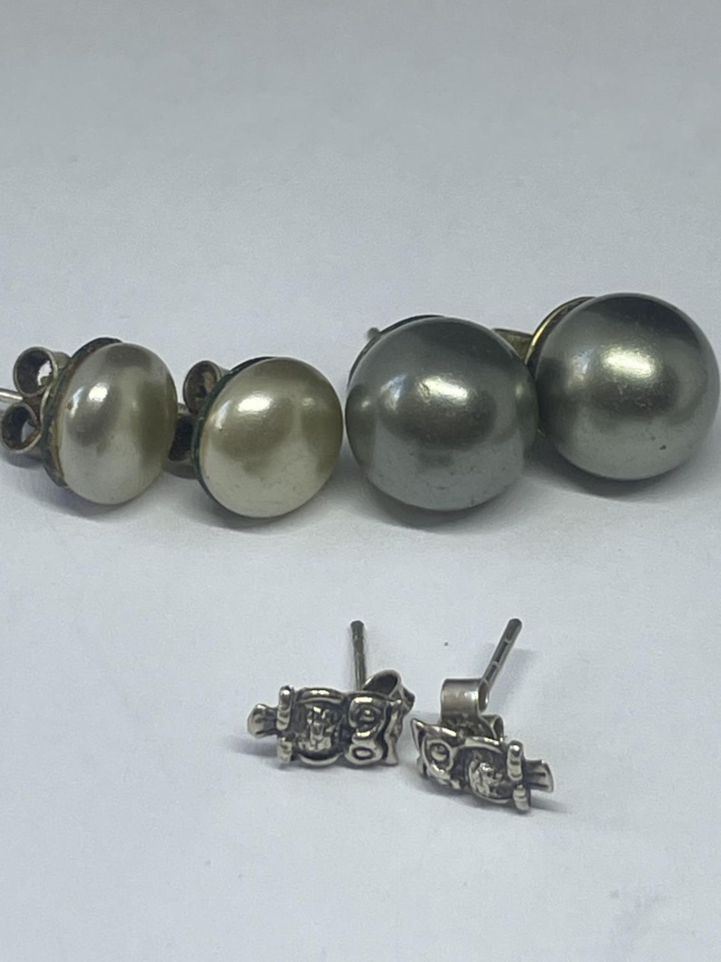 VARIOUS ITEMS TO INCLUDE FIVE PAIRS OF EARRINGS, A RELIGIOUS PENDANT AND A PAIR OF CUFFLINKS - Image 2 of 4
