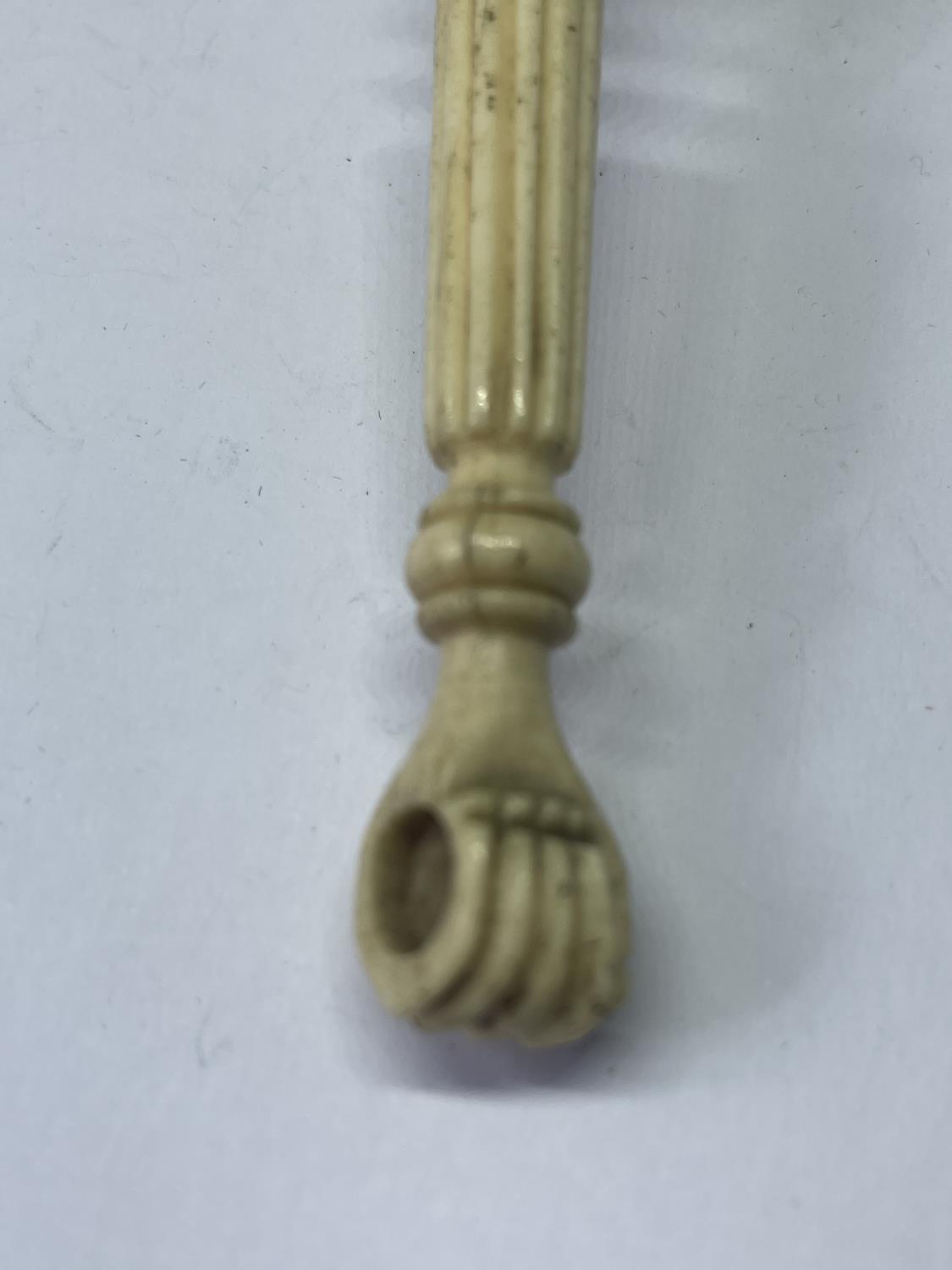 A VINTAGE BONE AND WHITE METAL WHISTLE AND RATTLE - Bild 2 aus 3