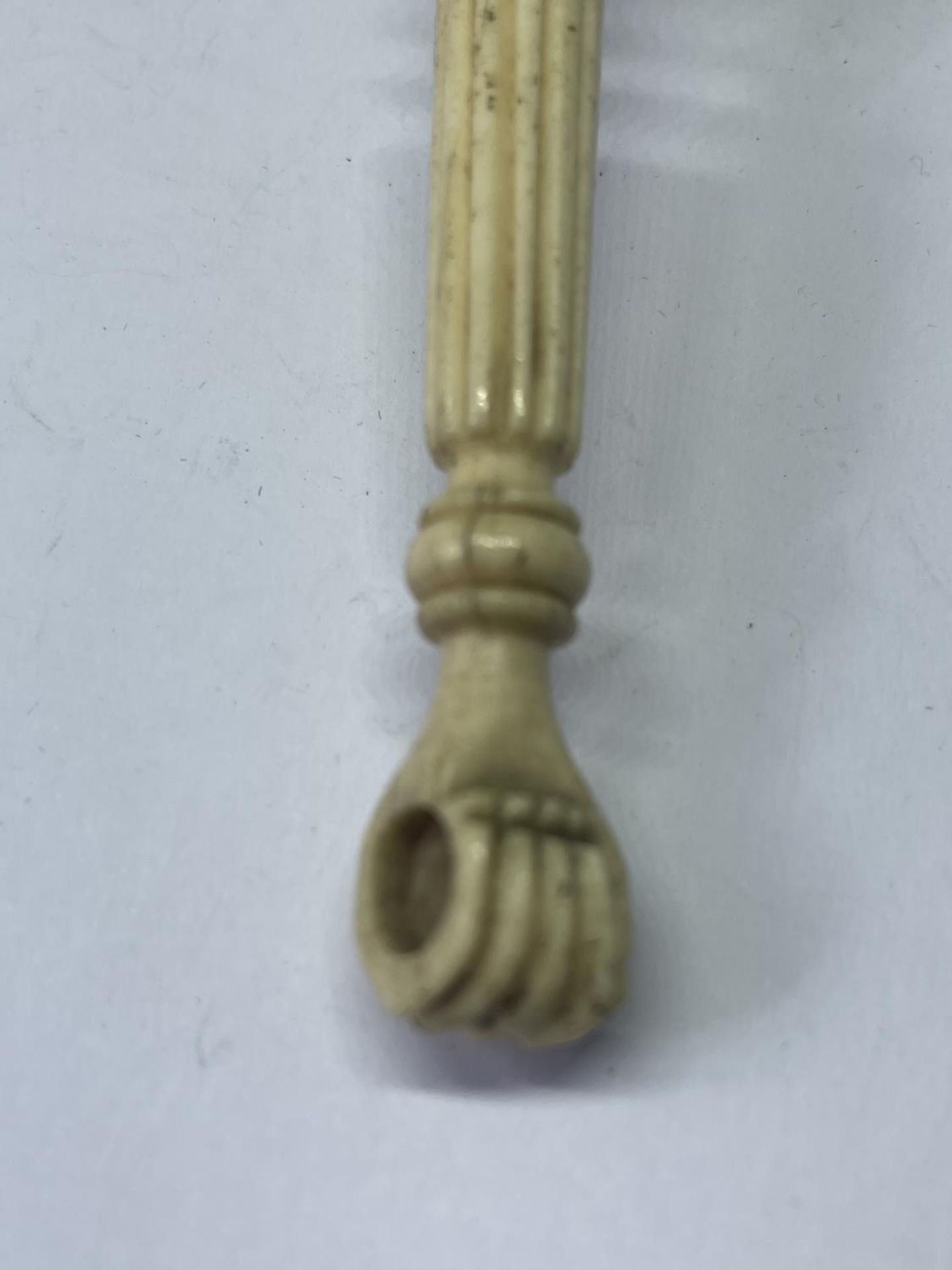 A VINTAGE BONE AND WHITE METAL WHISTLE AND RATTLE - Image 2 of 3