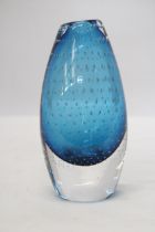 AN ERNEST GORDON AFORS, SWEDEN, CONTROLLED BUBBLE SOMMERSO GLASS VASE MID CENTURY (H) 14 CM