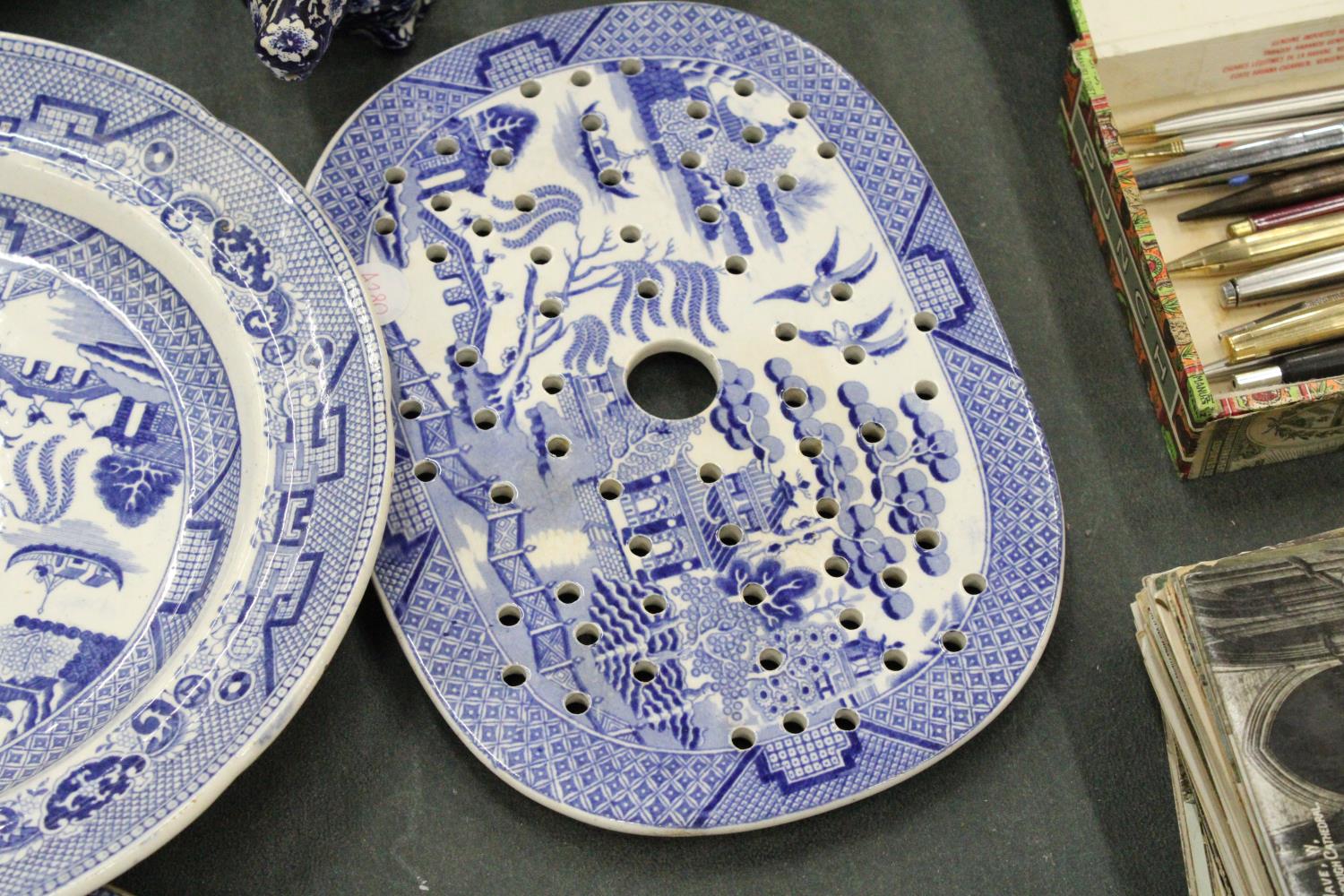 A MIXED LOT OF BLUE AND WHITE CERAMICS TO INCLUDE DAVENPORT, IRONSTONE, BURLEIGH ETC - Image 6 of 7