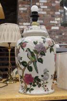 A LARGE CERAMIC TABLE LAMP WITH BIRD AND FLORAL DESIGN, WITH SHADE, HEIGHT APPROX 38CM