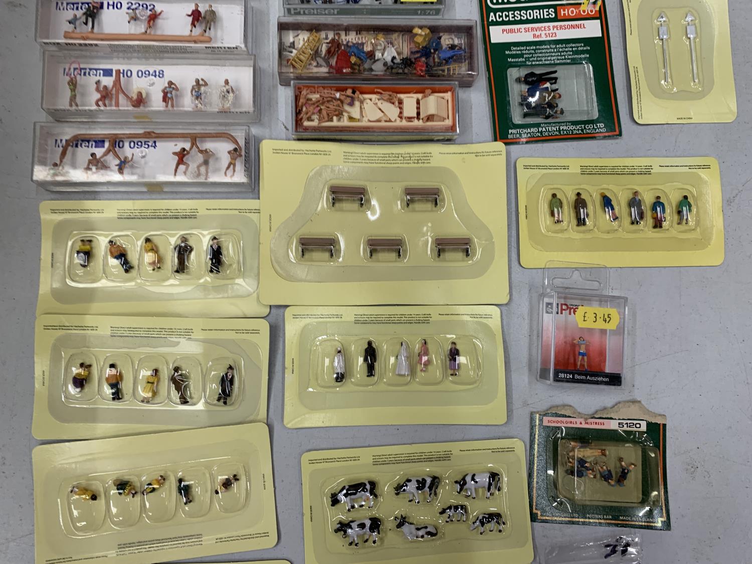VARIOUS MINIATURE MIXED FIGURES AND ACCESSORIES TO INLCUDE MERTEN, FULLER, BACHMANN ETC. - Image 3 of 3