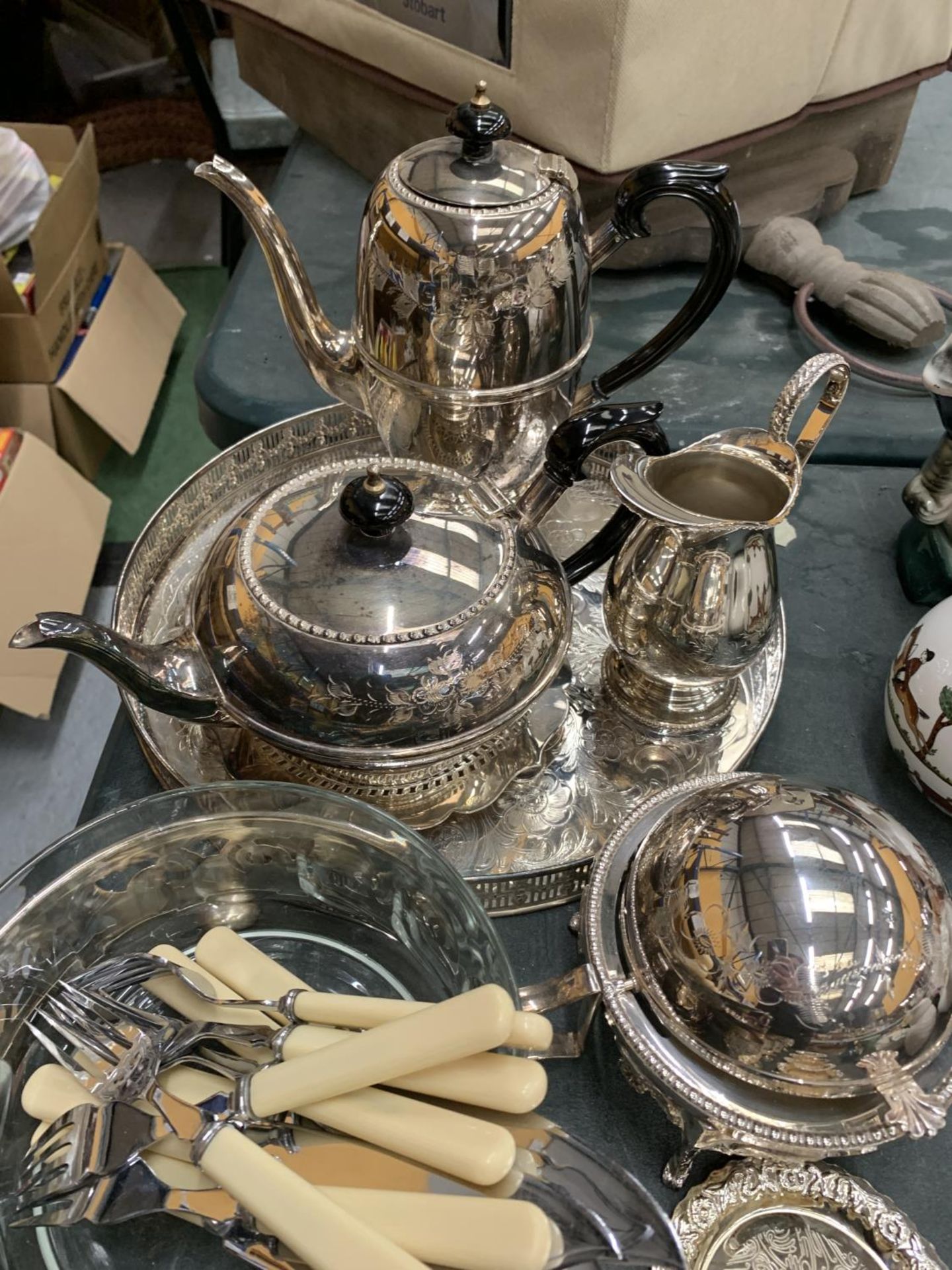 A COLLECTION OF SILVER PLATE TO INCLUDE A TEASET WITH GALLERIED TRAY, COASTERS, BOWLS, EGG CUPS, - Image 5 of 6
