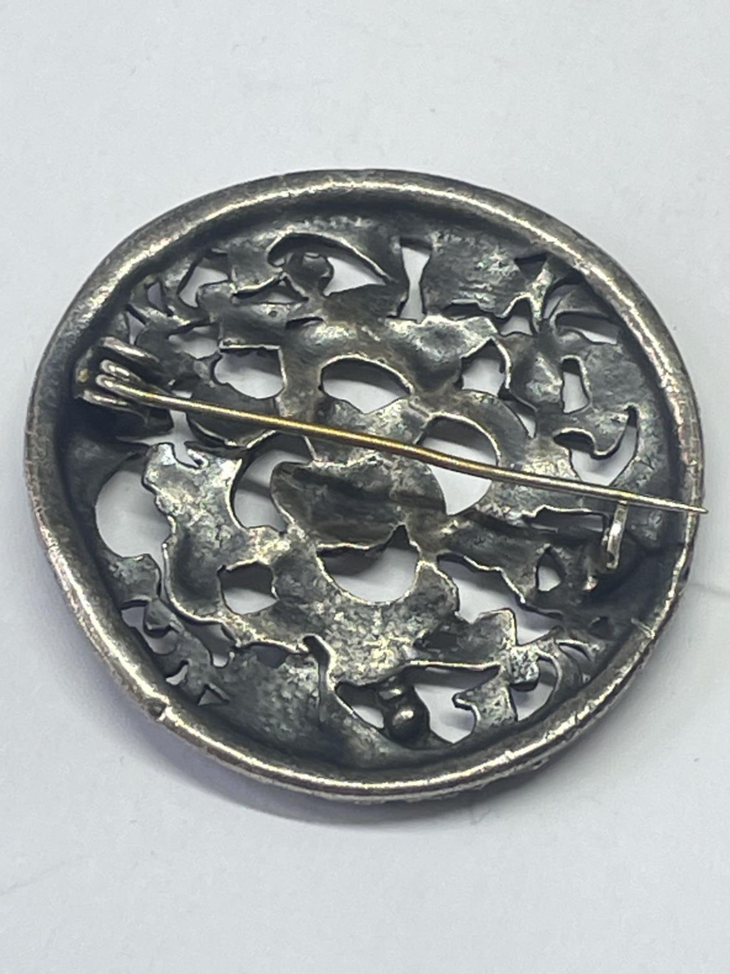 A SILVER BROOCH IN A PRESENTATION BOX - Image 3 of 3