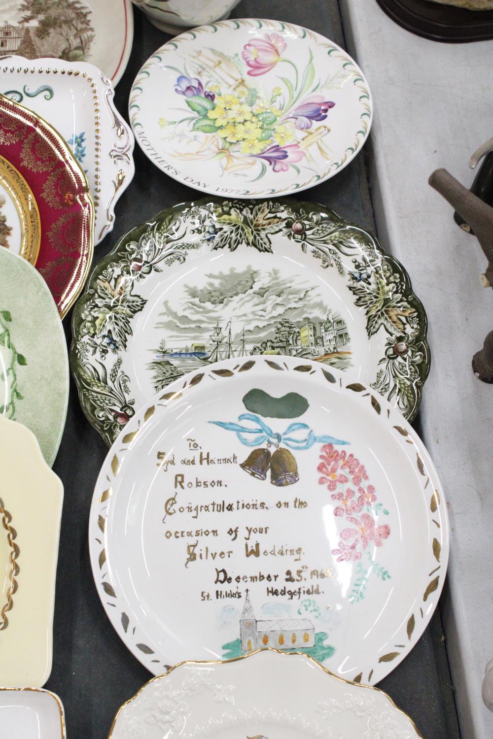 A LARGE COLLECTION OF CABINET PLATES, 20 IN TOTAL, PLUS A LARGE KENSINGTON 'MARGARET ROSE' VASE - Image 5 of 6