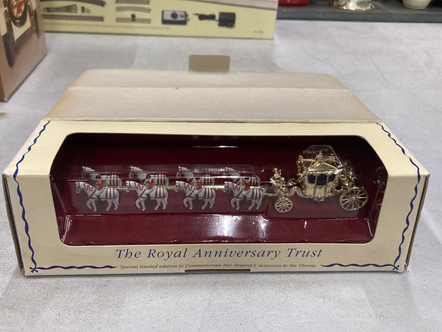 AN ASSORTMENT OF BOXED MODELS TO INCLUDE A MATCHBOX HER MAJESTY'S GOLD STATE COACH, A MATCHBOX - Bild 3 aus 6