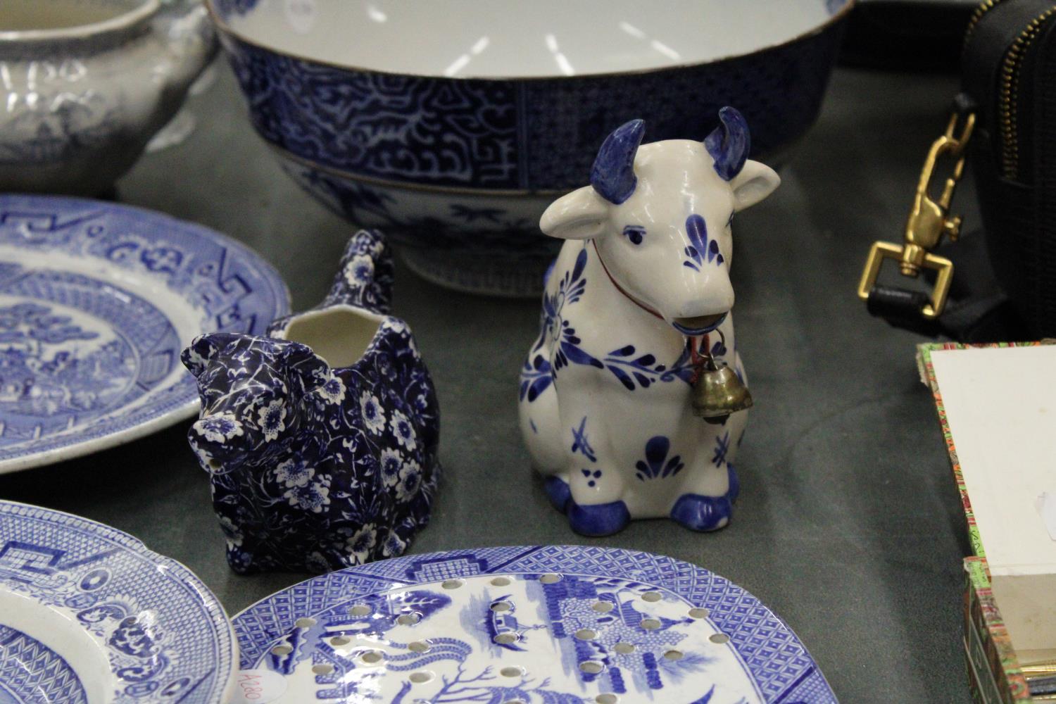 A MIXED LOT OF BLUE AND WHITE CERAMICS TO INCLUDE DAVENPORT, IRONSTONE, BURLEIGH ETC - Image 2 of 7