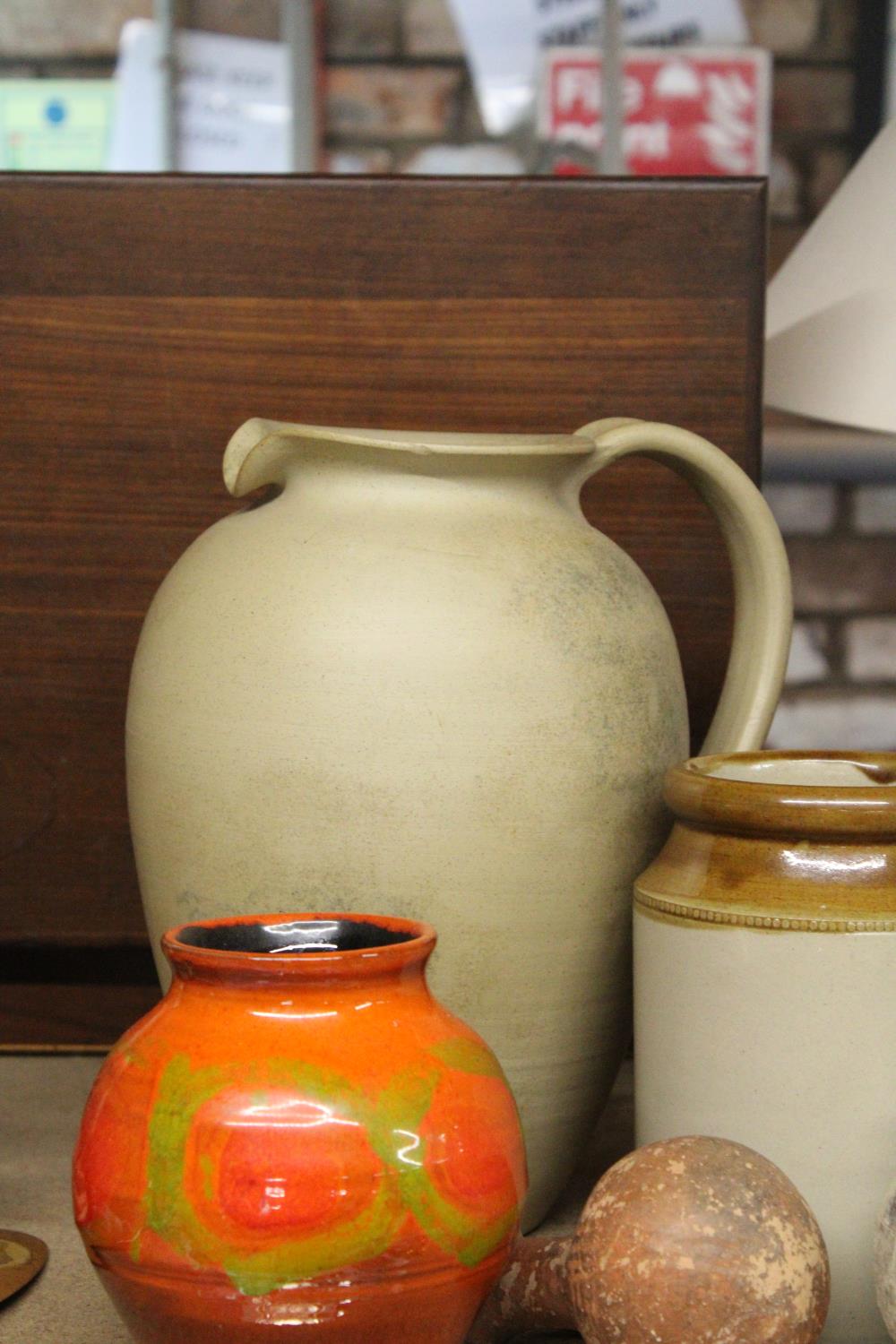 A QUANTITY OF STONEWARE JUGS WITH A VINTAGE STORAGE JAR PLUS A FOSTERS POTTERY VASE - Image 3 of 6