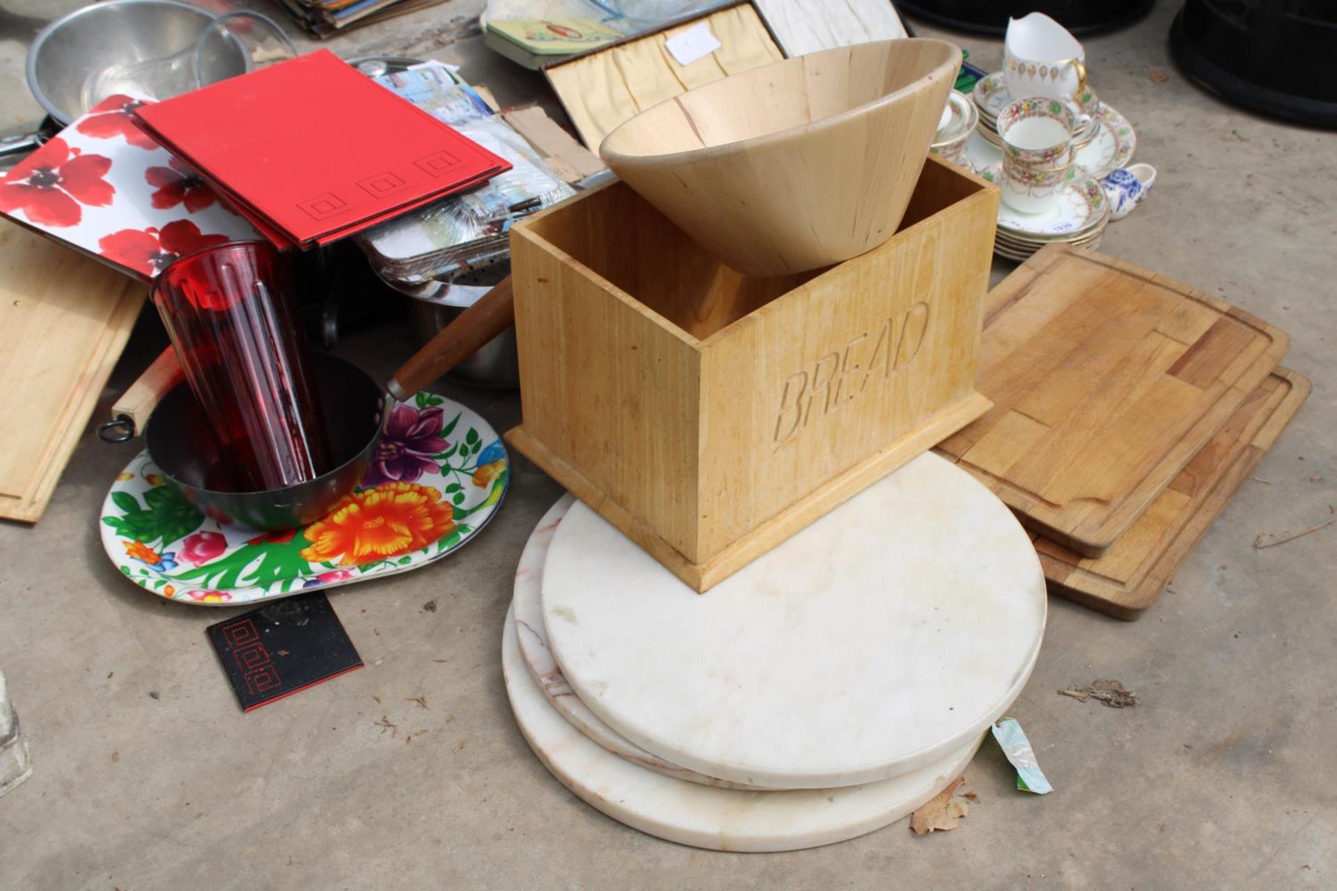 AN ASSORTMENT OF HOUSEHOLD ITEMS TO INCLUDE CHOPPING BOARDS, FLATWARE AND CERAMICS ETC - Image 5 of 5