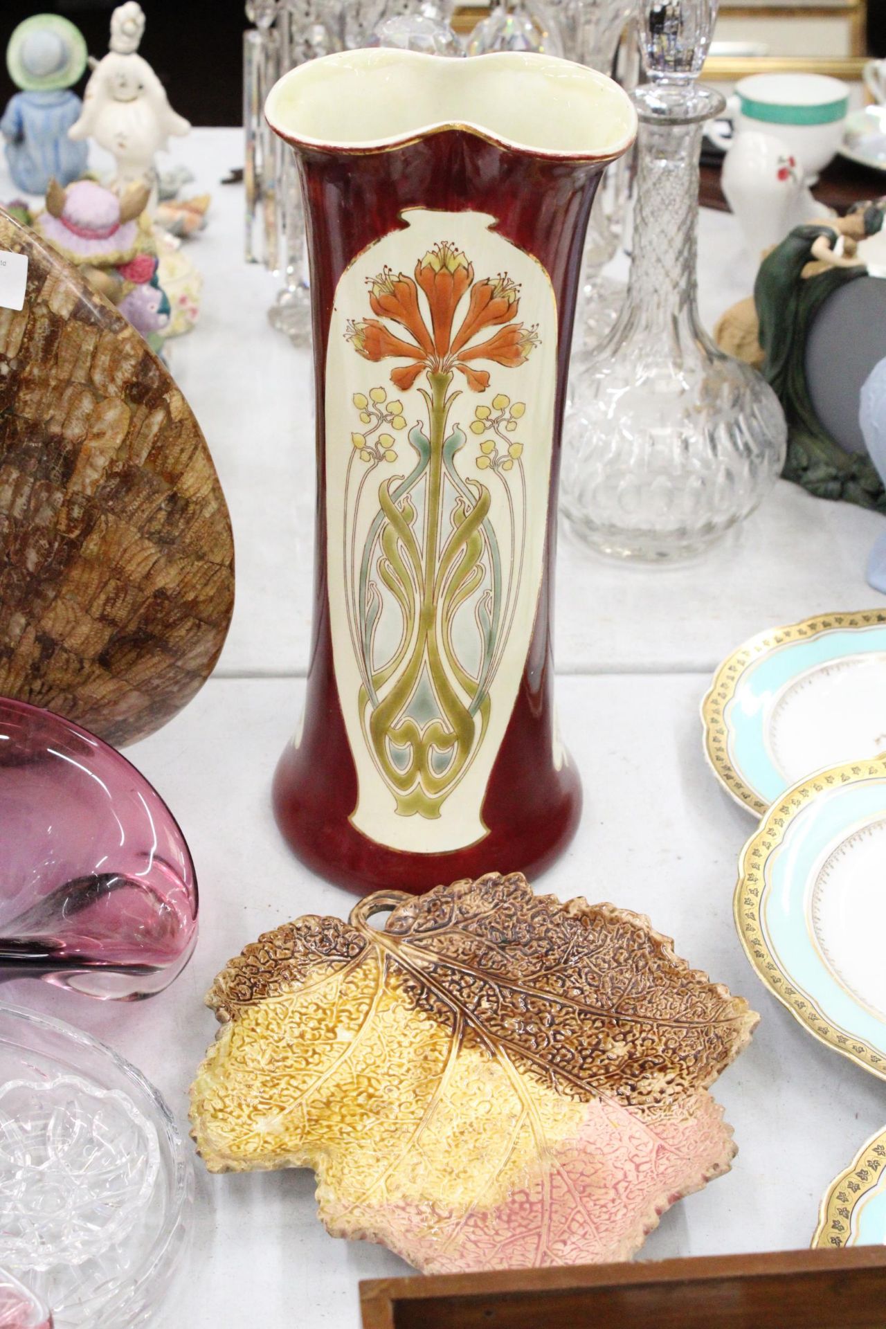 A LATE 19TH EARLY/20TH CENTURY TUBELINED ART NOUVEAU VASE AND A LEAF DISH