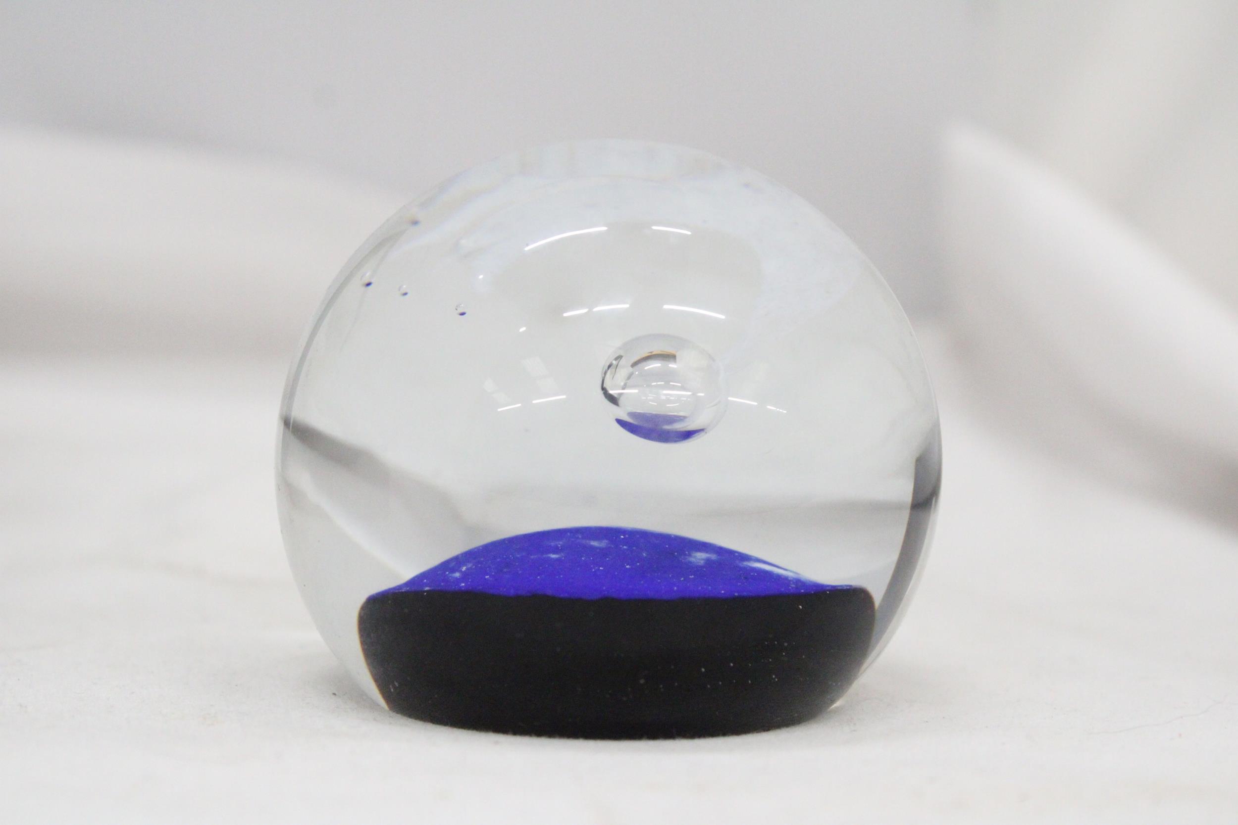 A BOXED CAITHNESS, LIMITED EDITION, 1347/3000, 'COMET' PAPERWEIGHT - Image 5 of 5