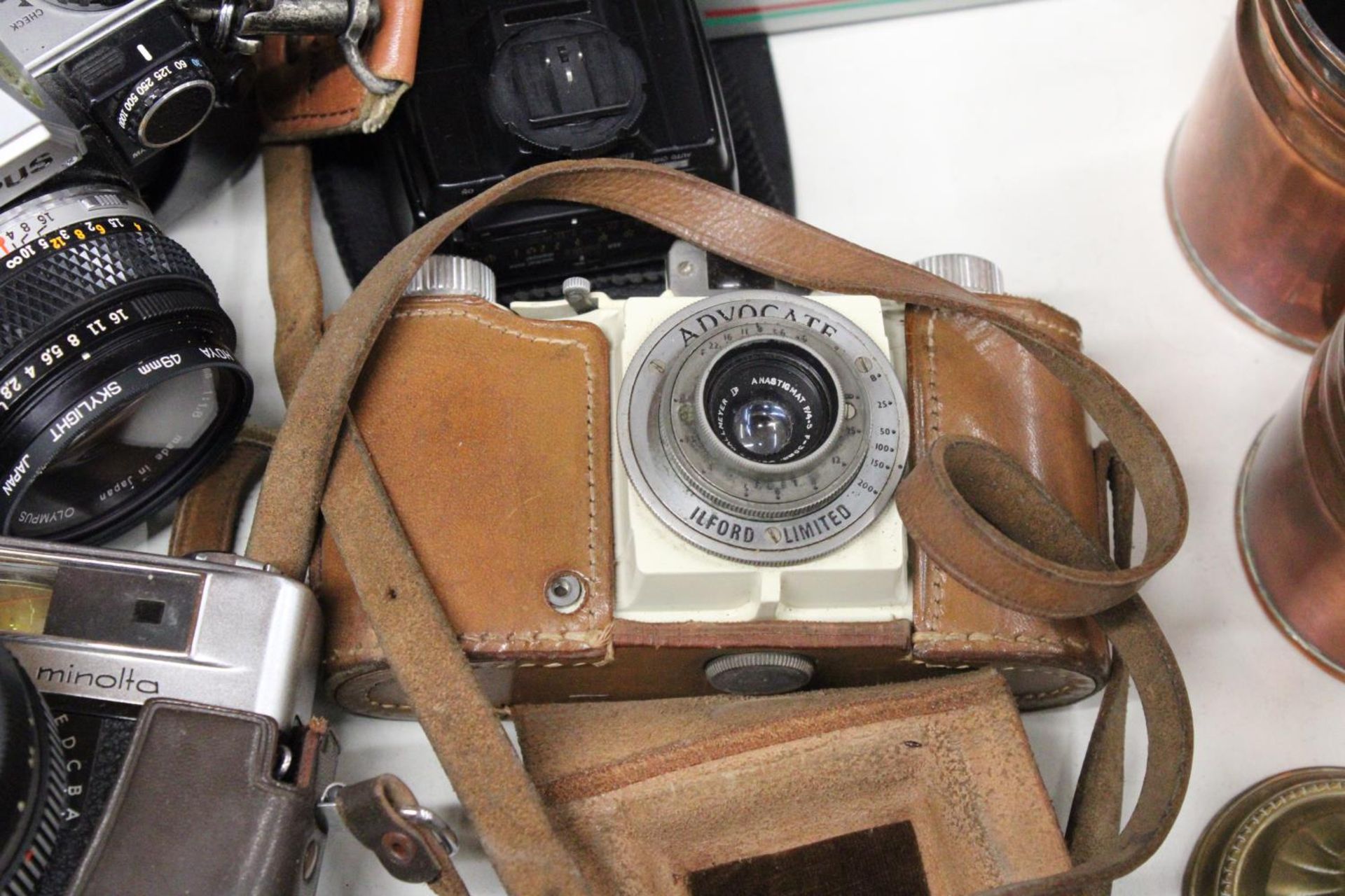 A QUANTITY OF VINTAGE CAMERAS AND ACCESSORIES TO INCLUDE HALINA, ADVOCATE, OLYMPUS ETC - Image 4 of 5