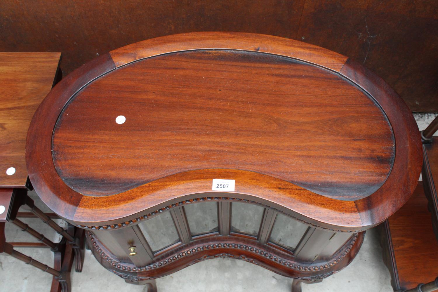 A VICTORIAN STYLE HARDWOOD KIDNEY SHAPED DRINKS CABINET WITH DETACHABLE TRAY - Image 3 of 3