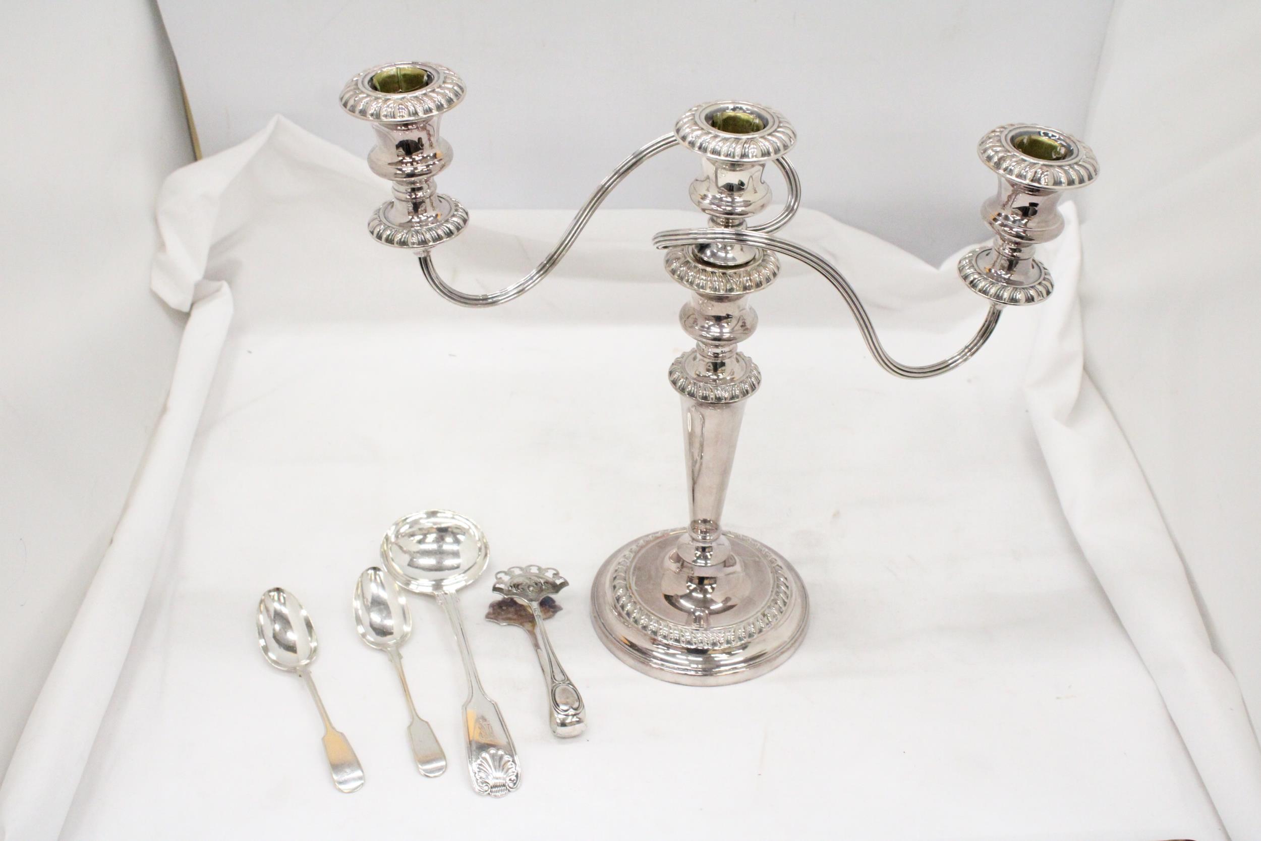 A MIXED LOT OF SILVER PLATE TO INCLUDE TWO TEA SPOONS, LADEL, SMALL TONGS PLUS A CANDELABRA