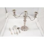 A MIXED LOT OF SILVER PLATE TO INCLUDE TWO TEA SPOONS, LADEL, SMALL TONGS PLUS A CANDELABRA